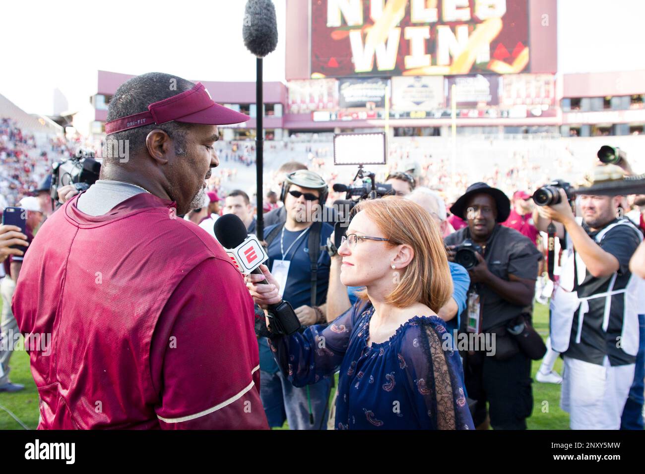 TALLAHASSEE, FL - DECEMBER 02: Florida State interim head coach Odell Haggins gives a post-game interview during the game between the Florida State Seminoles and the Louisiana-Monroe Warhawks on December 02, 2017 at Doak Campbell Stadium in Tallahassee, Florida.. (Photo by Logan Stanford/Icon Sportswire) (Icon Sportswire via AP Images) Stockfoto