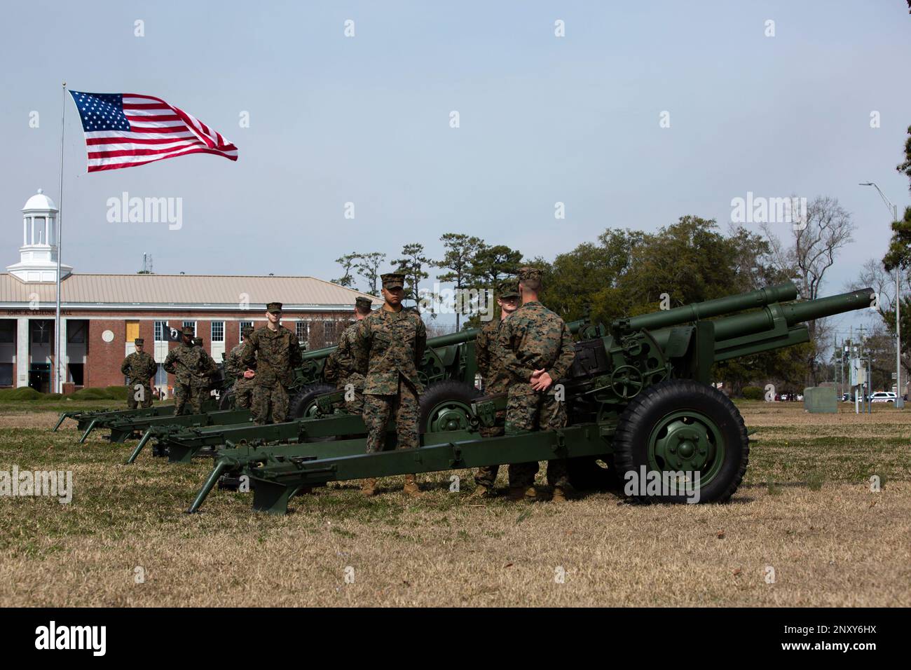 USA Marines mit Hauptquartier Battery, 10. Marineregiment, halten den 21-Schuss-Salut am President's Day bei W.P.T. Hill Field im Marine Corps Basislager Lejeune, North Carolina, 20. Februar 2023. Die Zeremonie findet jährlich statt, bei der 105mm Kanonen 21 Mal im Abstand von fünf Sekunden abgefeuert werden. Stockfoto