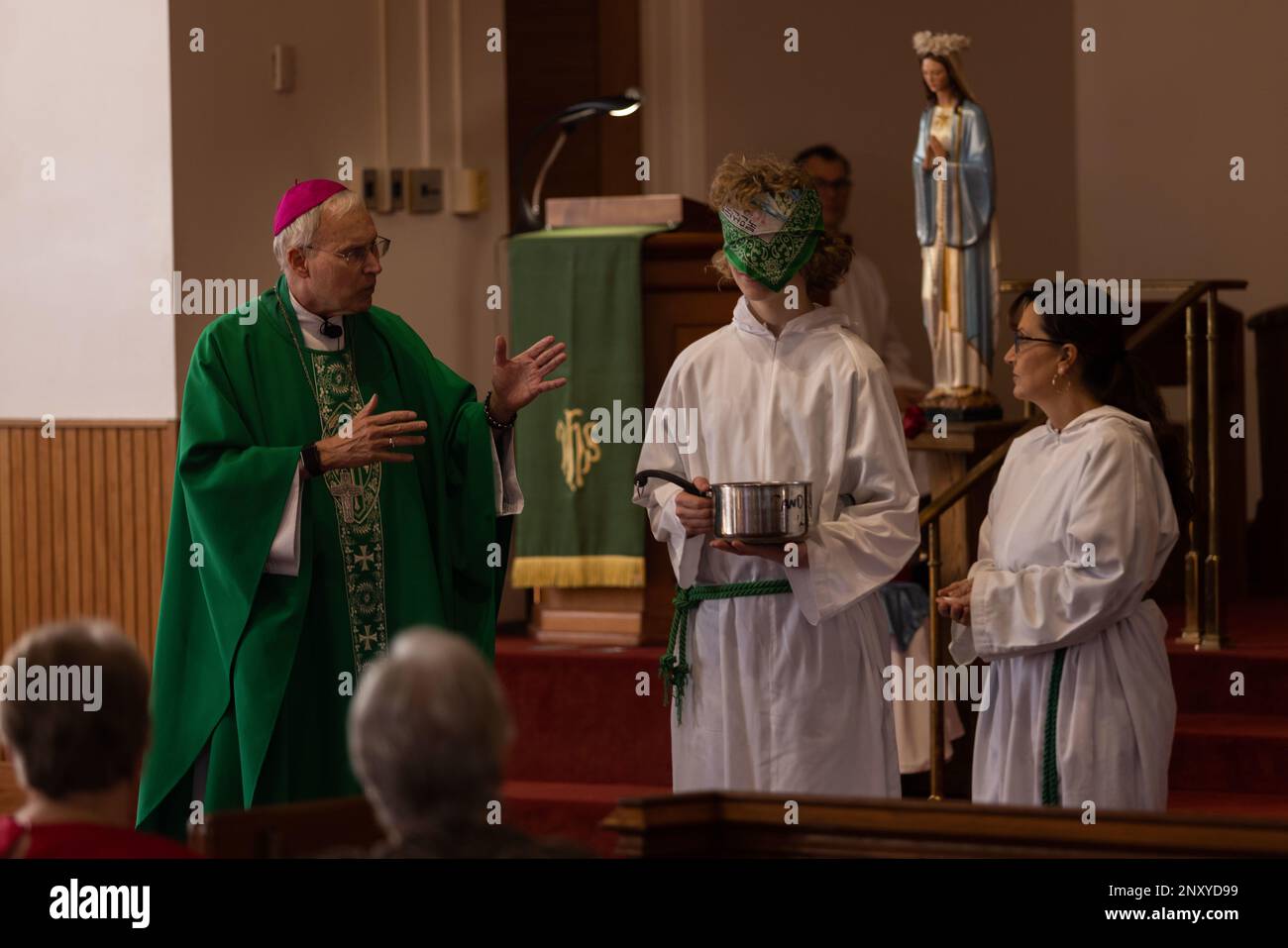 Bischof Richard Spencer, Vikar für alle Militärkapellen in der östlichen Region der Erzdiözese des Militärdienstes, gibt eine Demonstration während der katholischen Messe in der Marine Corps Air Station Beaufort, South Carolina, am 29. Januar 2023. Während des Besuchs von Bischof Spencer bei MCAS Beaufort sprach er mit fünf Bestätigen und konnte sie dem katholischen Glauben bestätigen. Stockfoto