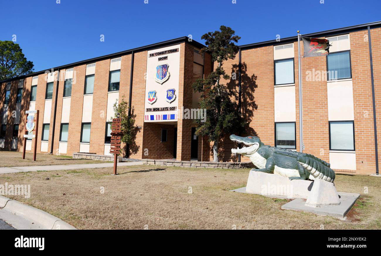 ROBINS LUFTWAFFENSTÜTZPUNKT, GA Das Hauptquartier der 5. Combat Communications Group befindet sich auf dem Robins-Luftwaffenstützpunkt, Georgia, und ist eine Spezialeinheit, die aus vier aktiven Einsatzgeschwadern besteht: Dem 5. Gefechtskommunikationsstaffel, den 51. Und 52. Gefechtskommunikationsmissionen und dem 85. Technischen Installationsgeschwader. Die 5. CCG ist seit dem 1. Juli 1964 in Robins tätig und stellt wichtige Kommunikationsmittel auf der ganzen Welt bereit, wie z. B. Internetunterstützung und Flugsicherung. Stockfoto
