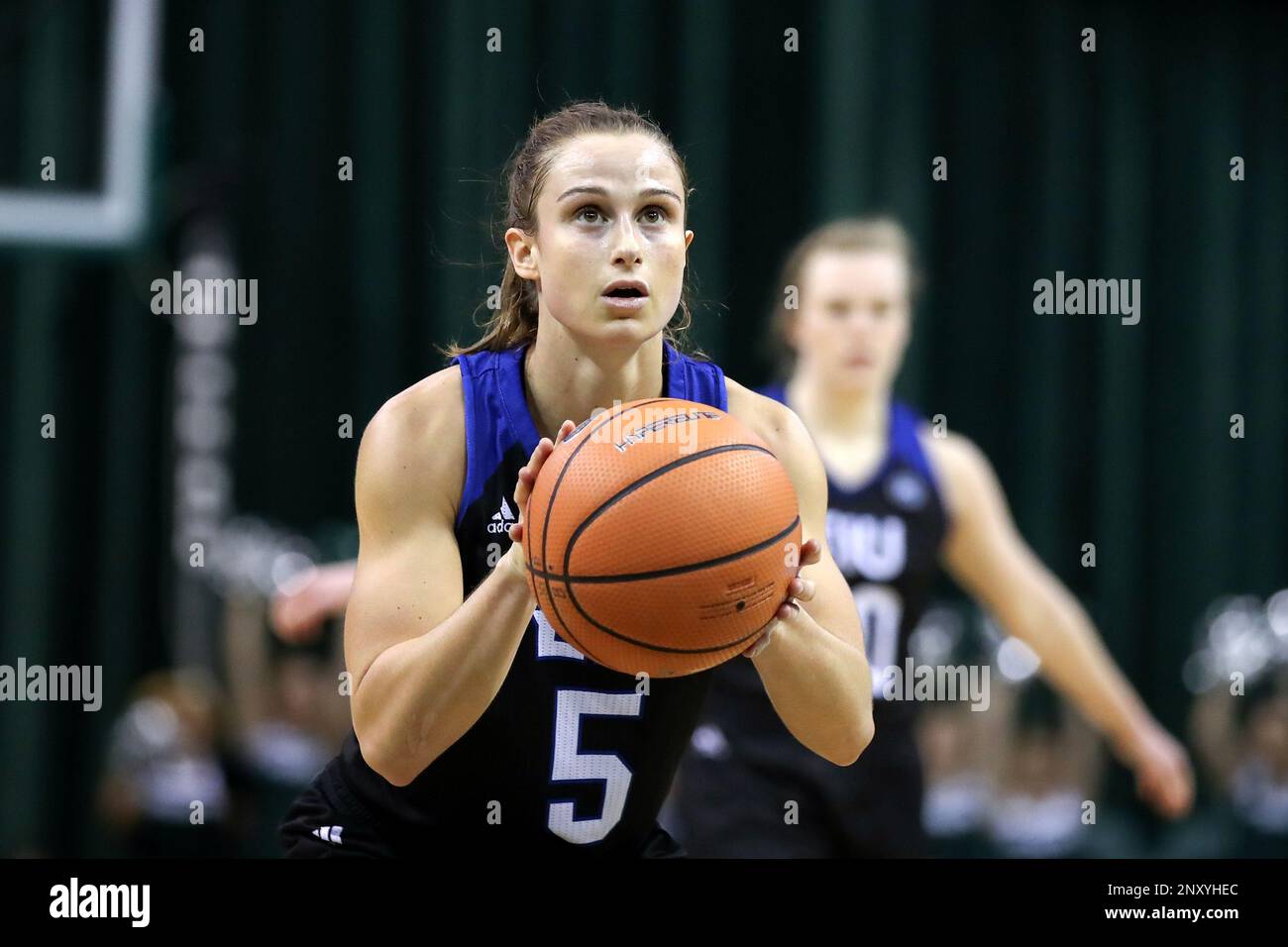 CLEVELAND, OH - NOVEMBER 28: Eastern Illinois Panthers guard Grace Lennox (5) at the foul line during the second quarter of the women's college basketball game between the Eastern Illinois Panthers and Cleveland State Vikings on November 28, 2017, at the Wolstein Center in Cleveland, OH. Cleveland State defeated Eastern Illinois 77 - 69. (Photo by Frank Jansky/Icon Sportswire) (Icon Sportswire via AP Images) Stockfoto