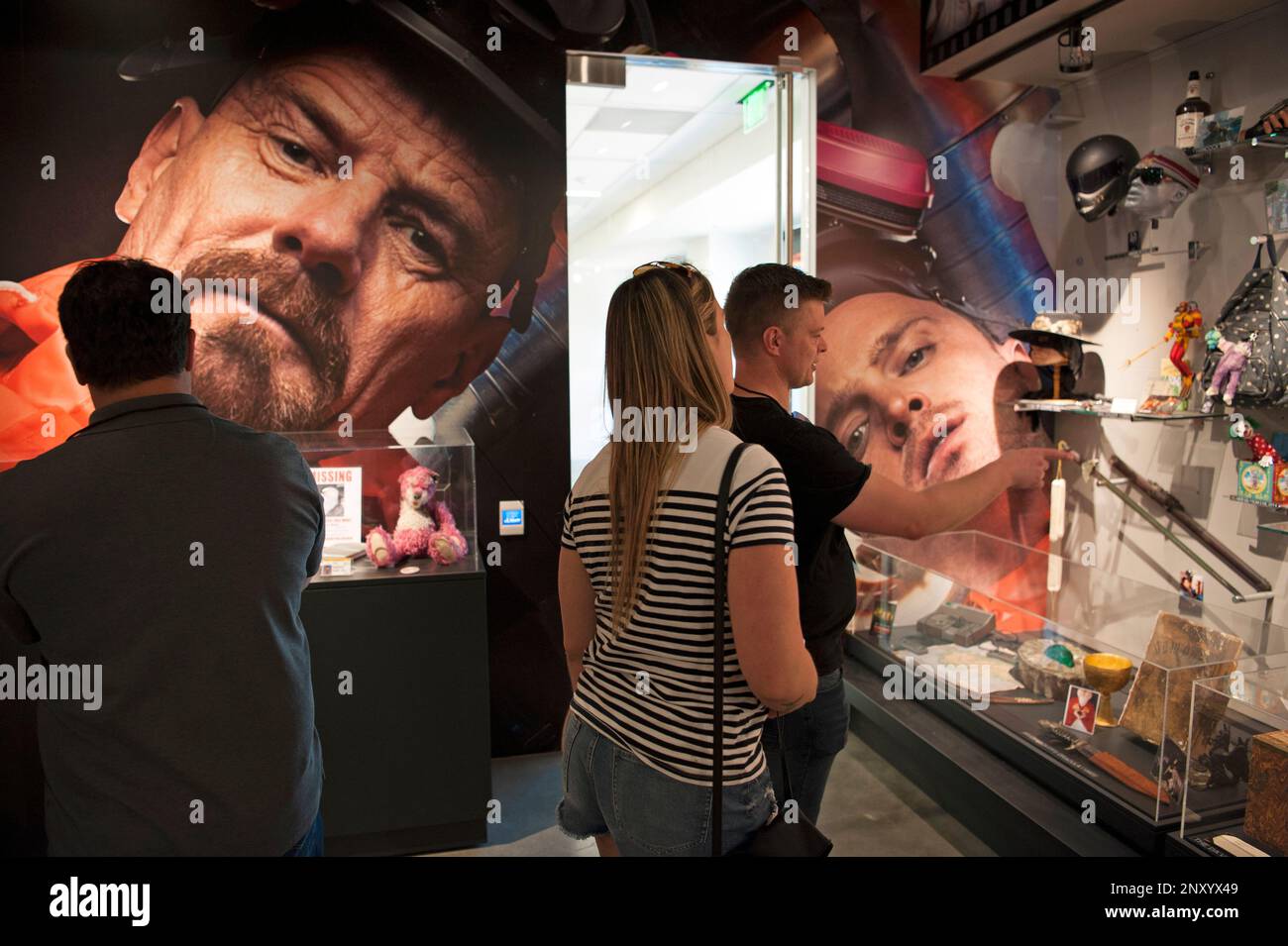 Besucher eines kleinen Museums auf der Sony Studios Tour mit großen Explosionen der Charaktere aus der erfolgreichen Serie Breaking Bad. Culver City, Kalifornien. Stockfoto