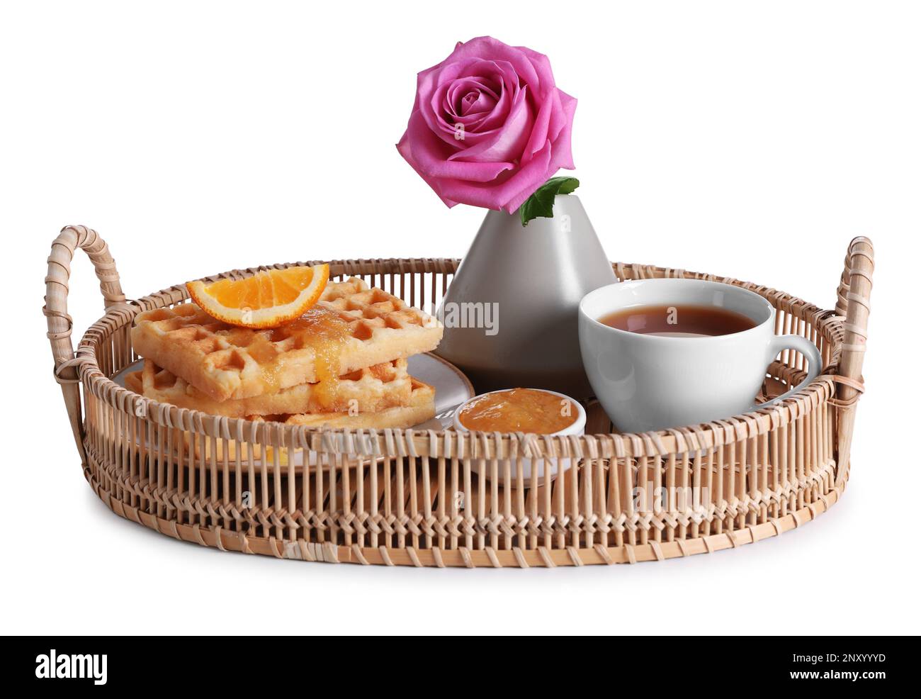 Korbteller mit köstlichem Frühstück und wunderschöner Blume auf weißem Hintergrund Stockfoto