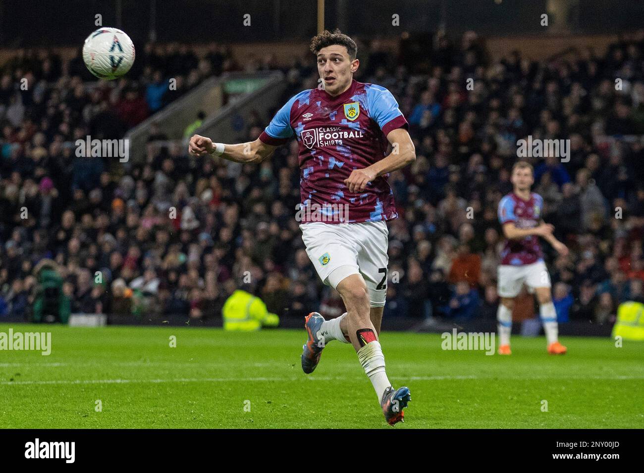 Burnley, Großbritannien. 1. März 2023 Ameen Al-Dakhil #28 von Burnley F.C während des FA-Cup-Spiels zwischen Burnley und Fleetwood Town in Turf Moor, Burnley am Mittwoch, den 1. März 2023. (Foto: Mike Morese | MI News) Guthaben: MI News & Sport /Alamy Live News Stockfoto