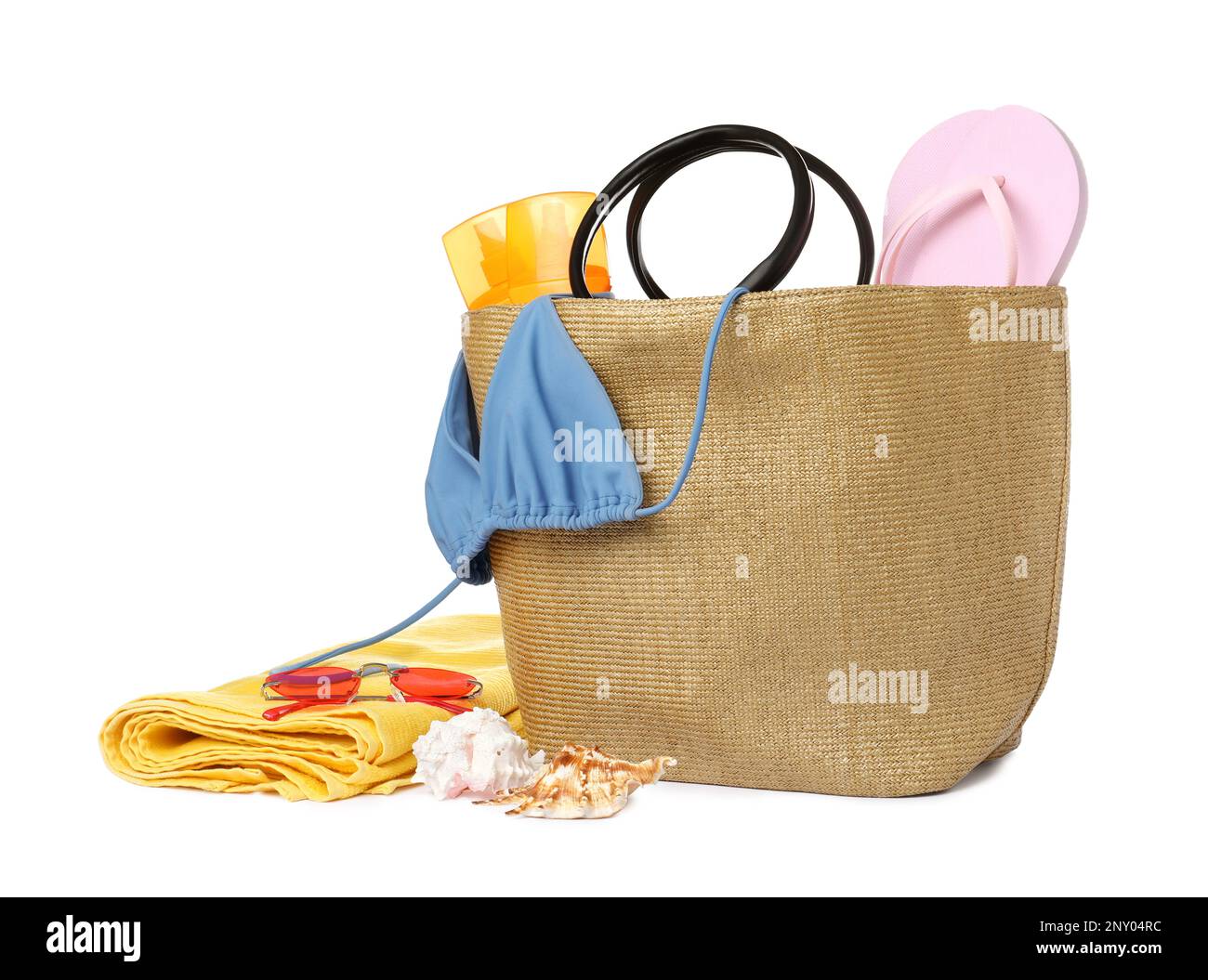 Elegante Tasche mit Strandzubehör isoliert auf Weiß Stockfoto