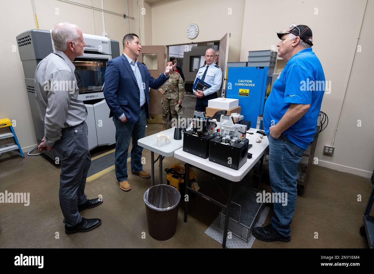 Jimmy Seymour (rechts), 502. Trainer Development Squadron Fabrication Chief, gibt den ehrenwerten Tony Gonzales (Center), R-TX 23. Congressional District, über die Entwicklung von Ausrüstung für Luft- und Bodentraining, 17. Januar 2023, auf der Joint Base San Antonio-Randolph, Texas. Gonzales hat die TDS 502. im Rahmen eines Besuchs einer Delegation des Kongresses besichtigt. Außerdem führte er durch die fliegende Trainingseinheit 560. und die Installation, um mehr über die einzigartige Mission und die Herausforderungen von JBSA-Randolph Face zu erfahren. Stockfoto