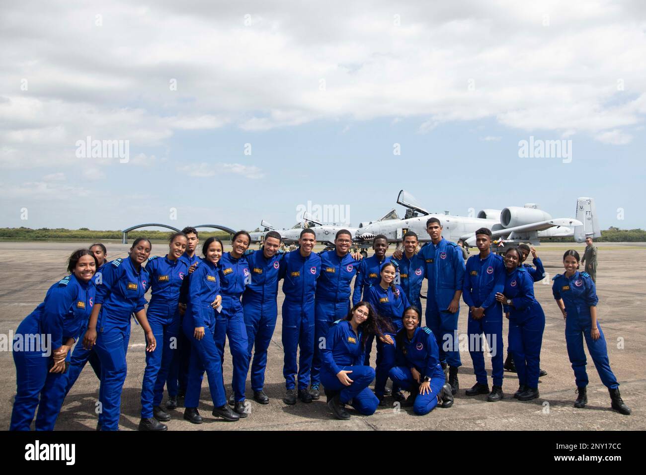 Studenten der Nuestra Señora del Perpetuo Socorro Collegio posieren vor 23. Air Expeditionary Wing Flugzeugen auf der Fluglinie am Luftwaffenstützpunkt San Isidro, Dominikanische Republik, 21. Februar 2023. Die Studierenden besuchten 23. die AEW-Operation Forward Tiger, eine Übung zur Verbesserung der militärischen Fähigkeiten und zur Stärkung der Beziehungen zu den USA Partner und Verbündete der Luftwaffe und der Karibik. Stockfoto