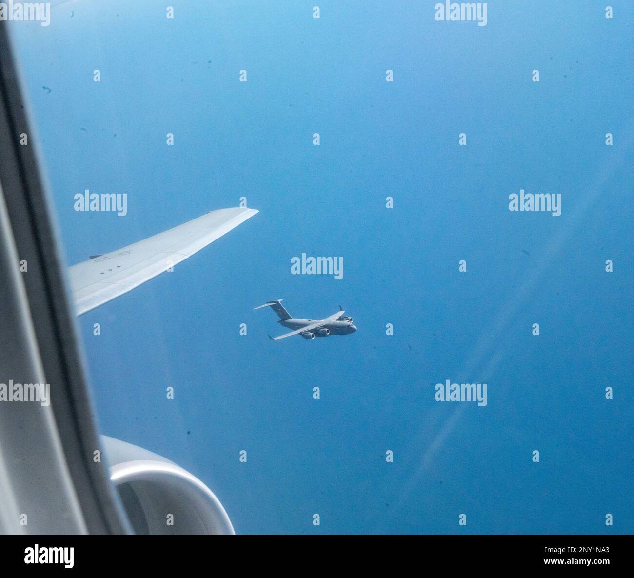 Ein C-17 Globemaster III von Joint Base Charleston, South Carolina, fliegt in der Nähe eines KC-46A Pegasus, um sich auf das Auftanken vorzubereiten, als Teil der Mission Generation Exercise 2023 Over Myrtle Beach, South Carolina, 5. Januar 2023. Die Mission Generation Übung ermöglichte es dem 916. Air Tanken Flügel und dem 77. Air Tanken Geschwader, die Tanken zu üben. Stockfoto