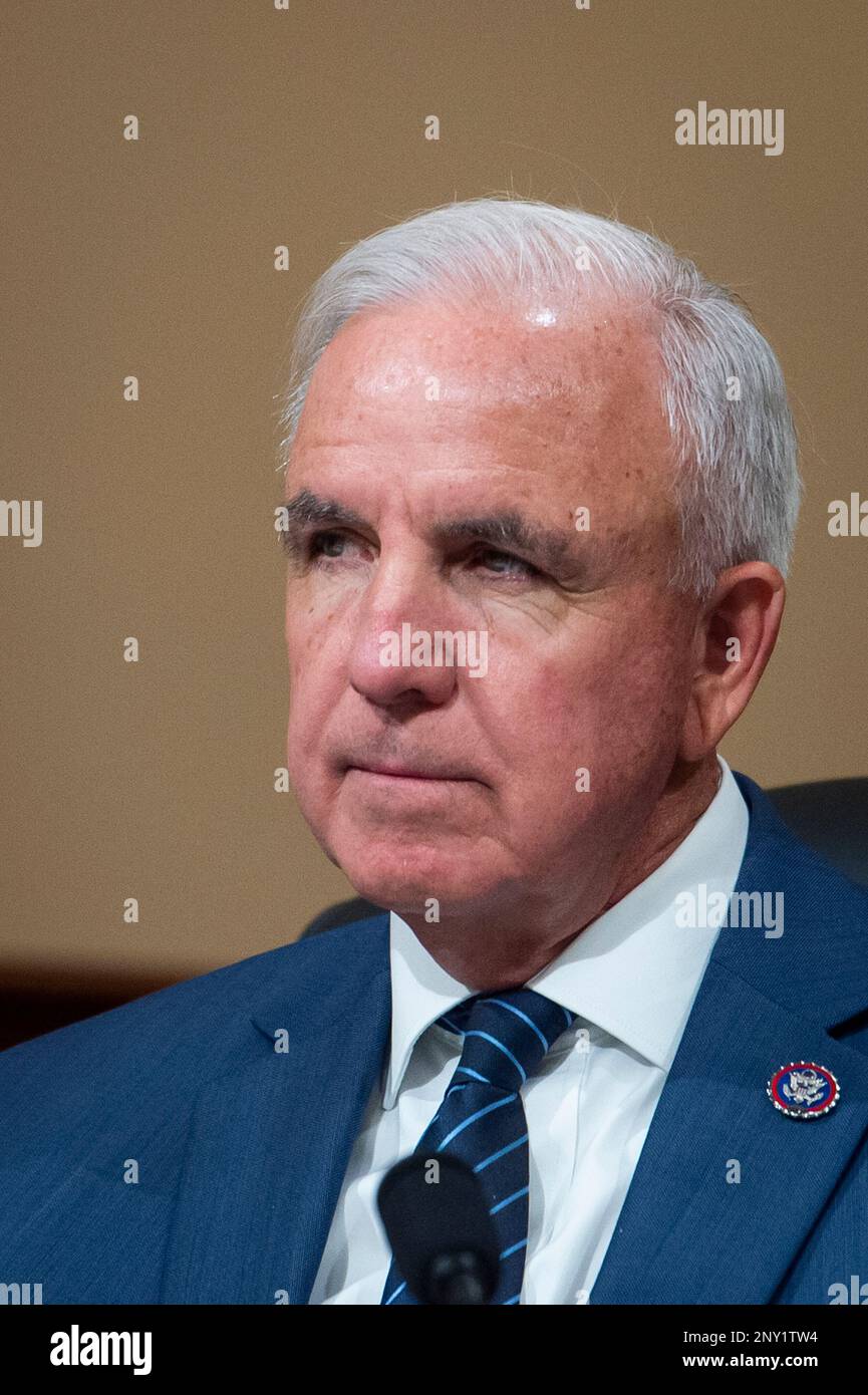 Washington, Vereinigte Staaten. 28. Februar 2023. US-Repräsentant Carlos Gimenez (Republikaner von Florida) Hört den Zeugen zu, wie das US House Select Committee on the Strategic Competition between the United States and the Chinese Communist Party âThe Chinese Communist Partyâs Threat to Americaâ im Cannon House Office Building auf Capitol Hill in Washington, DC, Dienstag, 28. Februar 2023. Kredit: Rod Lamkey/CNP/dpa/Alamy Live News Stockfoto