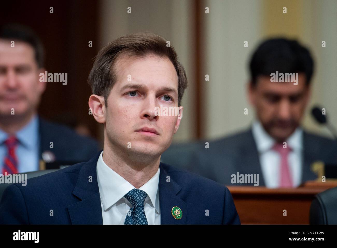 Washington, Vereinigte Staaten. 28. Februar 2023. US-Repräsentant Jake Auchincloss (Demokrat von Massachusetts) Hört den Zeugen während des US House Select Committee on the Strategic Competition between the United States and the Chinese Communist Party zu, die âThe Chinesisch Kommunist Partyâs Bedrohung für Americaâ im Cannon House Office Building auf Capitol Hill in Washington, DC, Dienstag, 28. Februar 2023 hören. Kredit: Rod Lamkey/CNP/dpa/Alamy Live News Stockfoto