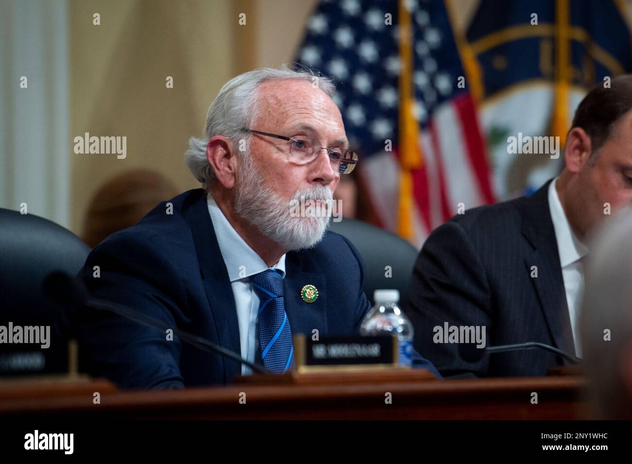 Washington, Vereinigte Staaten. 28. Februar 2023. US-Repräsentant Dan Newhouse (Republikaner von Washington) Hört den Zeugen während des US House Select Committee on the Strategic Competition between the United States and the Chinese Communist Party zu, die âThe Chinesisch Kommunist Partyâs Bedrohung für Americaâ im Cannon House Office Building auf Capitol Hill in Washington, DC, Dienstag, 28. Februar 2023 hören. Kredit: Rod Lamkey/CNP/dpa/Alamy Live News Stockfoto