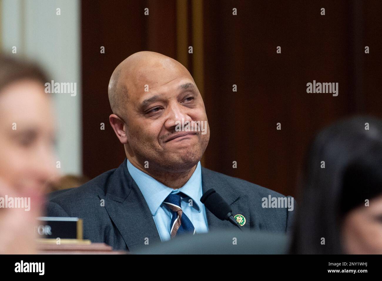 Washington, Vereinigte Staaten. 28. Februar 2023. Der Vertreter der Vereinigten Staaten, Andre Carson (Demokrat von Indiana), befragt die Zeugen während des Wahlausschusses des US-amerikanischen Hauses für den strategischen Wettbewerb zwischen den Vereinigten Staaten und der Kommunistischen Partei Chinas, bei dem âThe der chinesische Kommunist Partyâs Bedrohung von Americaâ im Cannon House Office Building auf Capitol Hill in Washington gehört wird. DC, Dienstag, 28. Februar 2023. Kredit: Rod Lamkey/CNP/dpa/Alamy Live News Stockfoto