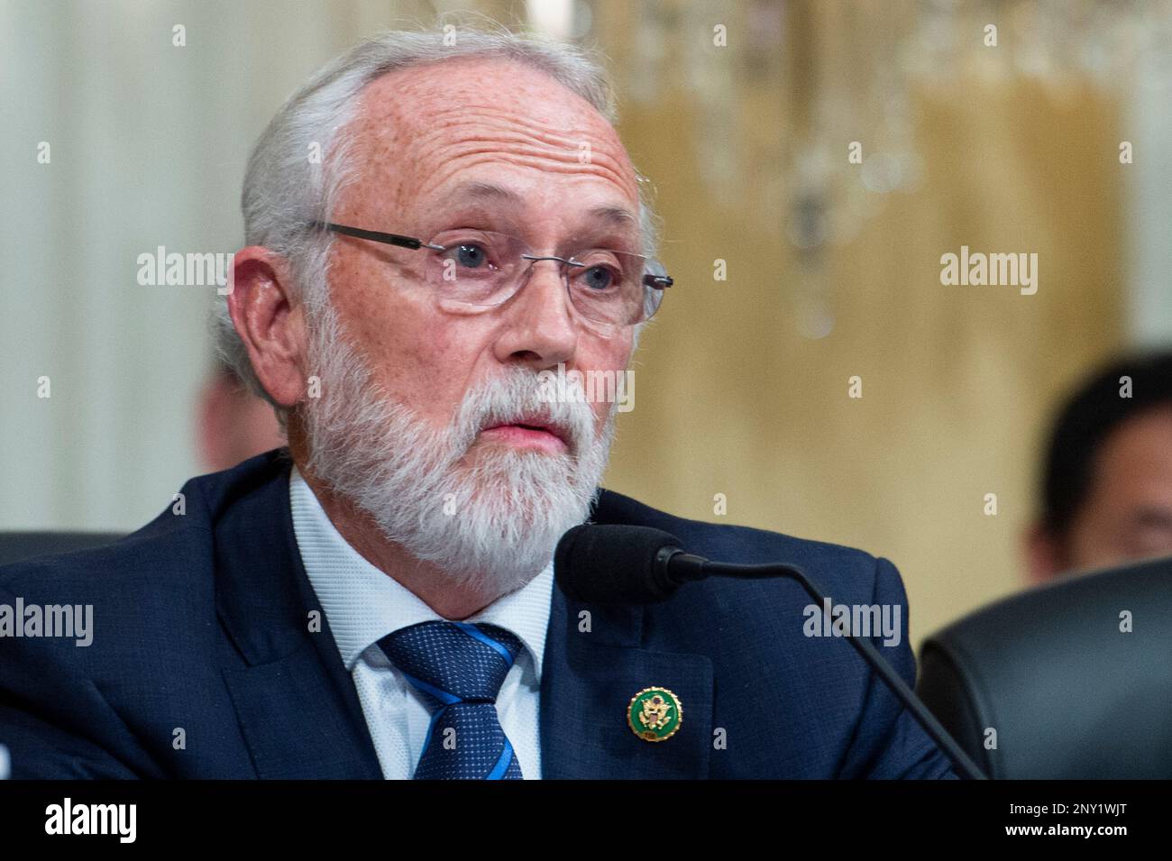 Washington, Vereinigte Staaten. 28. Februar 2023. US-Repräsentant Dan Newhouse (Republikaner von Washington) Hört den Zeugen während des US House Select Committee on the Strategic Competition between the United States and the Chinese Communist Party zu, die âThe Chinesisch Kommunist Partyâs Bedrohung für Americaâ im Cannon House Office Building auf Capitol Hill in Washington, DC, Dienstag, 28. Februar 2023 hören. Kredit: Rod Lamkey/CNP/dpa/Alamy Live News Stockfoto