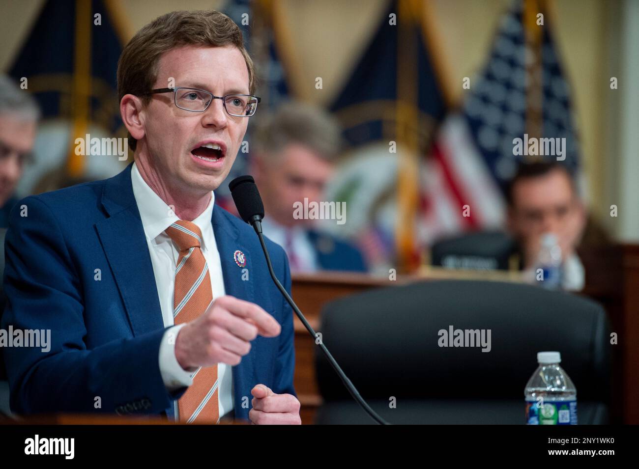 Washington, Vereinigte Staaten. 28. Februar 2023. US-Repräsentant Dusty Johnson (Republikaner von South Dakota) Befragt die Zeugen während der Anhörung des US House Select Committee on the Strategic Competition between the United States and the Chinese Communist Party âThe Chinese Communist Partyâs Threat to Americaâ im Cannon House Office Building auf Capitol Hill in Washington, DC, Dienstag, 28. Februar 2023. Kredit: Rod Lamkey/CNP/dpa/Alamy Live News Stockfoto