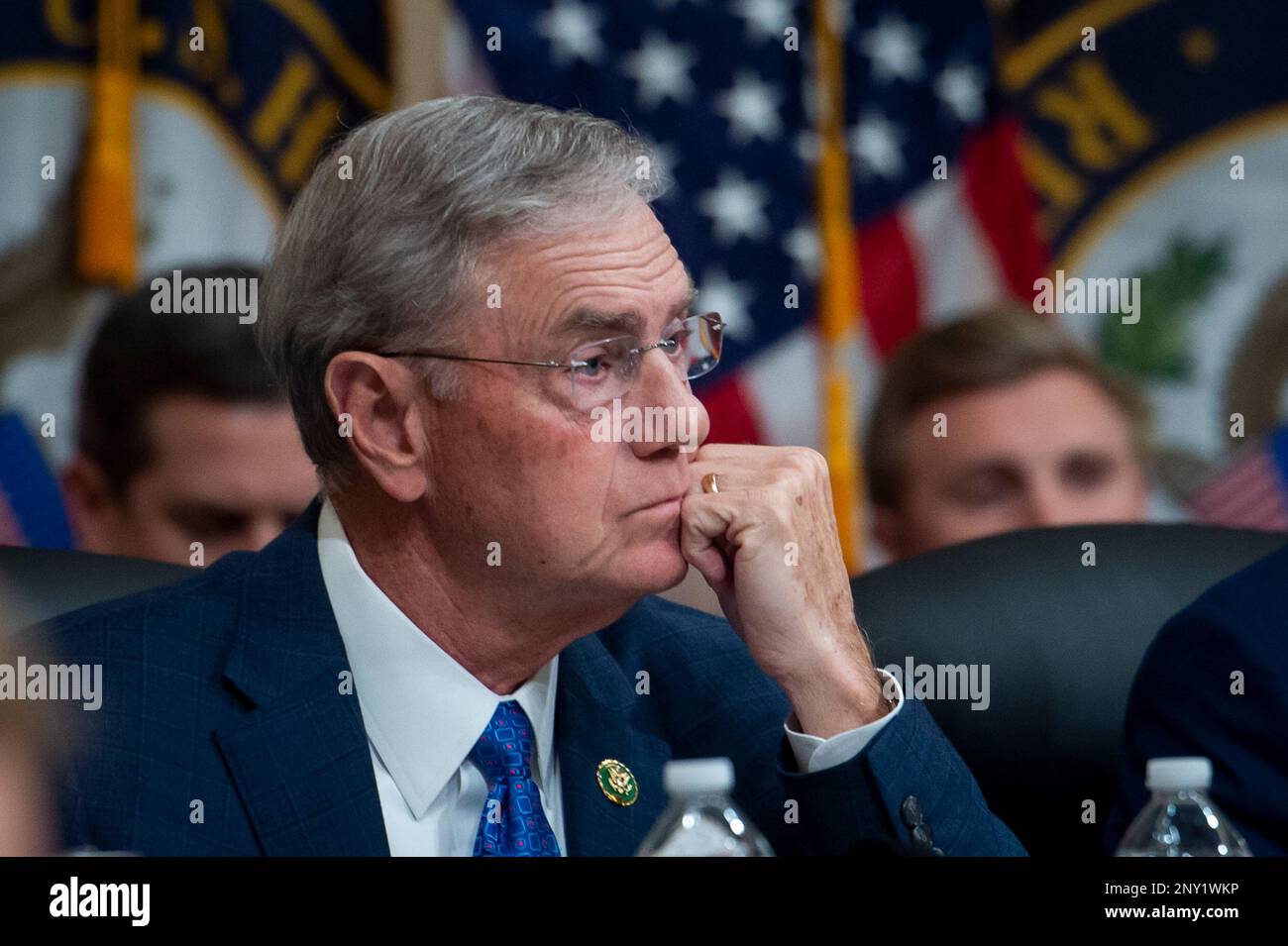 Washington, Vereinigte Staaten. 28. Februar 2023. US-Repräsentant Andy Barr (Republikaner von Kentucky) Hört den Zeugen während des US House Select Committee on the Strategic Competition between the United States and the Chinese Communist Party zu, die âThe Chinesisch Kommunist Partyâs Bedrohung für Americaâ im Cannon House Office Building auf Capitol Hill in Washington, DC, Dienstag, 28. Februar 2023 hören. Kredit: Rod Lamkey/CNP/dpa/Alamy Live News Stockfoto