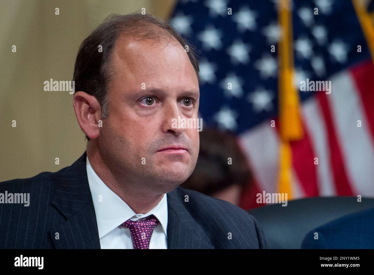 Washington, Vereinigte Staaten. 28. Februar 2023. US-Repräsentant Andy Barr (Republikaner von Kentucky) Hört den Zeugen während des US House Select Committee on the Strategic Competition between the United States and the Chinese Communist Party zu, die âThe Chinesisch Kommunist Partyâs Bedrohung für Americaâ im Cannon House Office Building auf Capitol Hill in Washington, DC, Dienstag, 28. Februar 2023 hören. Kredit: Rod Lamkey/CNP/dpa/Alamy Live News Stockfoto