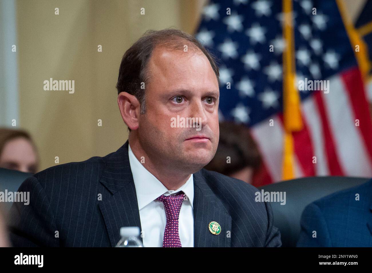 Washington, Vereinigte Staaten. 28. Februar 2023. US-Repräsentant Andy Barr (Republikaner von Kentucky) Hört den Zeugen während des US House Select Committee on the Strategic Competition between the United States and the Chinese Communist Party zu, die âThe Chinesisch Kommunist Partyâs Bedrohung für Americaâ im Cannon House Office Building auf Capitol Hill in Washington, DC, Dienstag, 28. Februar 2023 hören. Kredit: Rod Lamkey/CNP/dpa/Alamy Live News Stockfoto