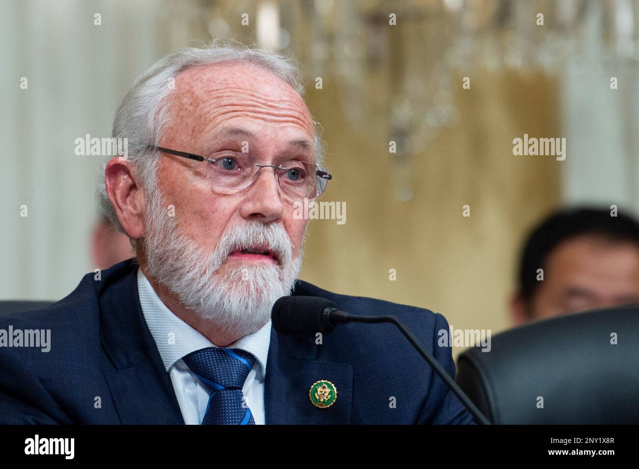 Washington, Vereinigte Staaten. 28. Februar 2023. US-Repräsentant Dan Newhouse (Republikaner von Washington) Hört den Zeugen während des US House Select Committee on the Strategic Competition between the United States and the Chinese Communist Party zu, die âThe Chinesisch Kommunist Partyâs Bedrohung für Americaâ im Cannon House Office Building auf Capitol Hill in Washington, DC, Dienstag, 28. Februar 2023 hören. Kredit: Rod Lamkey/CNP/dpa/Alamy Live News Stockfoto