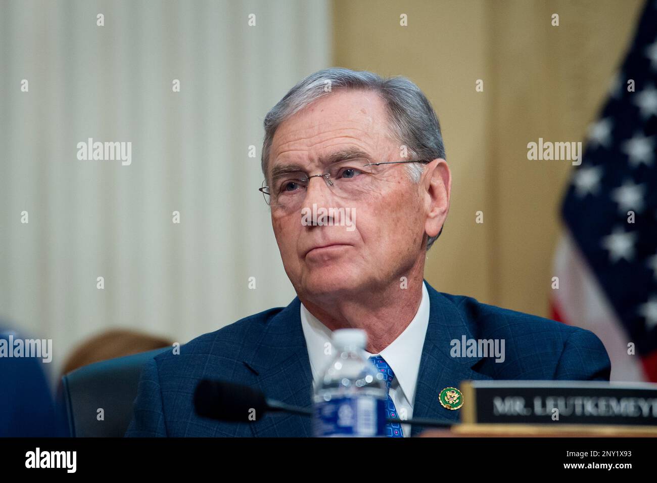 Washington, Vereinigte Staaten. 28. Februar 2023. US-Repräsentant Blaine Luetkemeyer (Republikaner von Missouri) Hört den Zeugen während des US House Select Committee on the Strategic Competition between the United States and the Chinese Communist Party zu, die âThe Chinesisch Kommunist Partyâs Bedrohung für Americaâ im Cannon House Office Building auf Capitol Hill in Washington, DC, Dienstag, 28. Februar 2023 hören. Kredit: Rod Lamkey/CNP/dpa/Alamy Live News Stockfoto