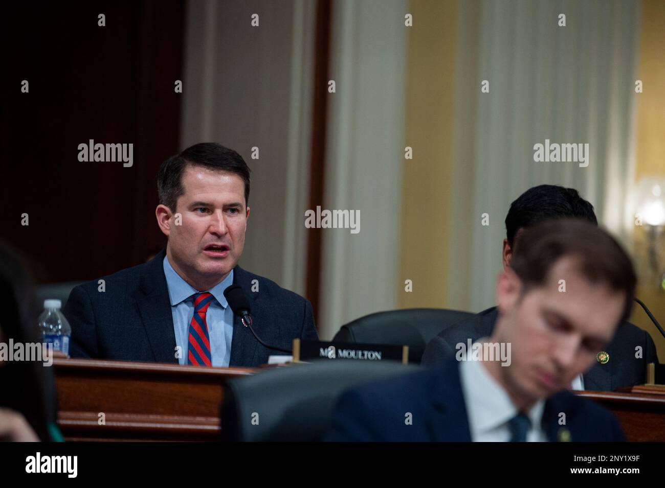 Washington, Vereinigte Staaten. 28. Februar 2023. Der Vertreter der Vereinigten Staaten, Seth Moulton (Demokrat von Massachusetts), befragt die Zeugen während des Wahlausschusses des US-amerikanischen Hauses für den strategischen Wettbewerb zwischen den Vereinigten Staaten und der Kommunistischen Partei Chinas bei der Anhörung der âThe chinesischen Kommunisten Partyâs Bedrohung von Americaâ im Cannon House Office Building auf Capitol Hill in Washington. DC, Dienstag, 28. Februar 2023. Kredit: Rod Lamkey/CNP/dpa/Alamy Live News Stockfoto