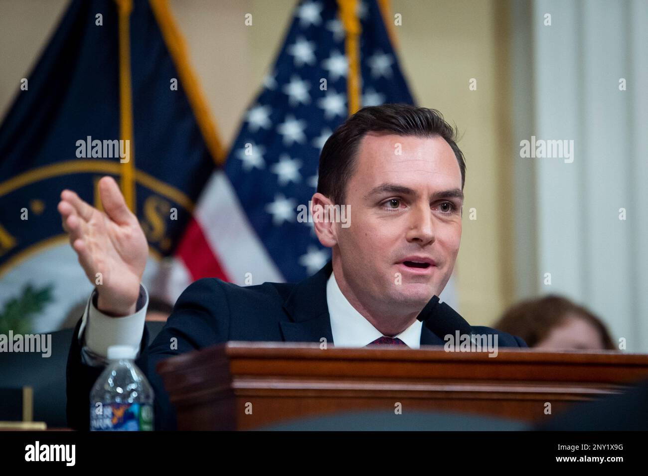 Washington, Vereinigte Staaten. 28. Februar 2023. United States House Select Committee on the Strategic Competition between the United States and the Chinese Communist Party Chair United States Representative Mike Gallagher (Republican of Wisconsin) (US-amerikanisches Wahlkomitee für den strategischen Wettbewerb zwischen den Vereinigten Staaten und dem Vorsitzenden der Kommunistischen Partei Chinas) Leitet das Wahlkomitee des United States House für den strategischen Wettbewerb zwischen den Vereinigten Staaten und der Kommunistischen Partei Chinas, das âThe Kommunist der Chinesen Partyâs Bedrohung Americaâ im Cannon House Office Building auf Capitol Hill in Washington, DC, Dienstag, 28. Februar 2023, anhört. Kredit: Rod Lamkey/CNP/dpa/Alamy Live News Stockfoto