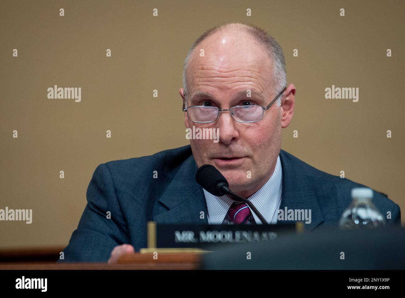 Washington, Vereinigte Staaten. 28. Februar 2023. Der Vertreter der Vereinigten Staaten, John Moolenaar (Republikaner von Michigan), befragt die Zeugen während der Anhörung des US-amerikanischen House Select Committee on the Strategic Competition between the United States and the Chinese Communist Party âThe Chinese Communist Partyâs Threat to Americaâ im Cannon House Office Building auf Capitol Hill in Washington. DC, Dienstag, 28. Februar 2023. Kredit: Rod Lamkey/CNP/dpa/Alamy Live News Stockfoto