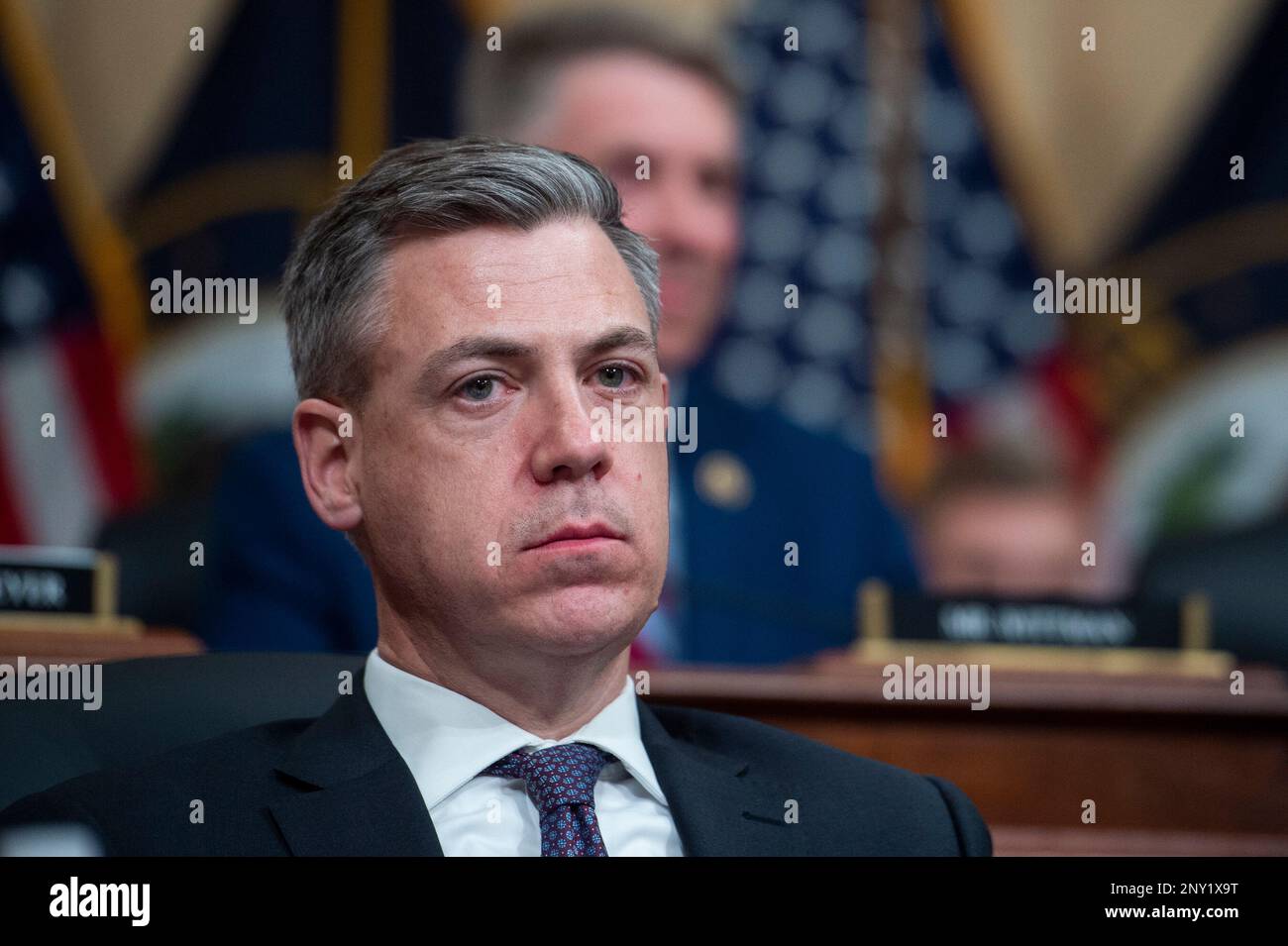 Washington, Vereinigte Staaten. 28. Februar 2023. US-Vertreter Jim Banks (Republikaner von Indiana) Hört den Zeugen während des US House Select Committee on the Strategic Competition between the United States and the Chinese Communist Party zu, die âThe Chinesisch Kommunist Partyâs Bedrohung für Americaâ im Cannon House Office Building auf Capitol Hill in Washington, DC, Dienstag, 28. Februar 2023 hören. Kredit: Rod Lamkey/CNP/dpa/Alamy Live News Stockfoto