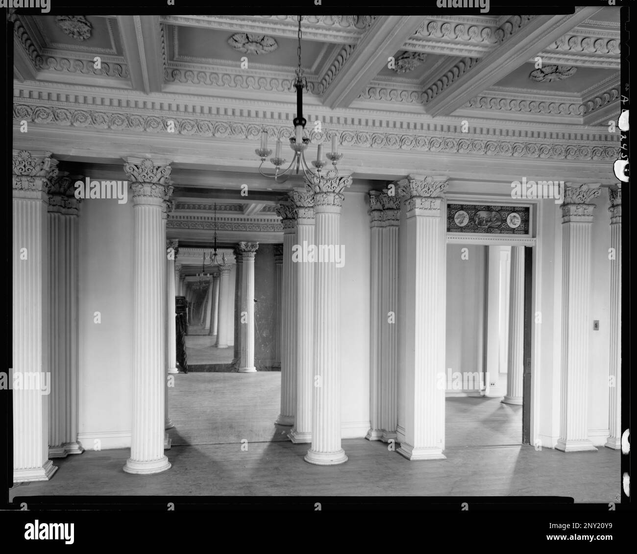 Gaineswood, Demopolis, Marengo County, Alabama. Carnegie Survey of the Architecture of the South (Carnegie-Umfrage zur Architektur des Südens). Vereinigte Staaten, Alabama, Marengo County, Demopolis, Innenräume, Schränke, Decken, Spiegel, Beleuchtungskörper, Säulen, Großbuchstaben, Spalten . Stockfoto