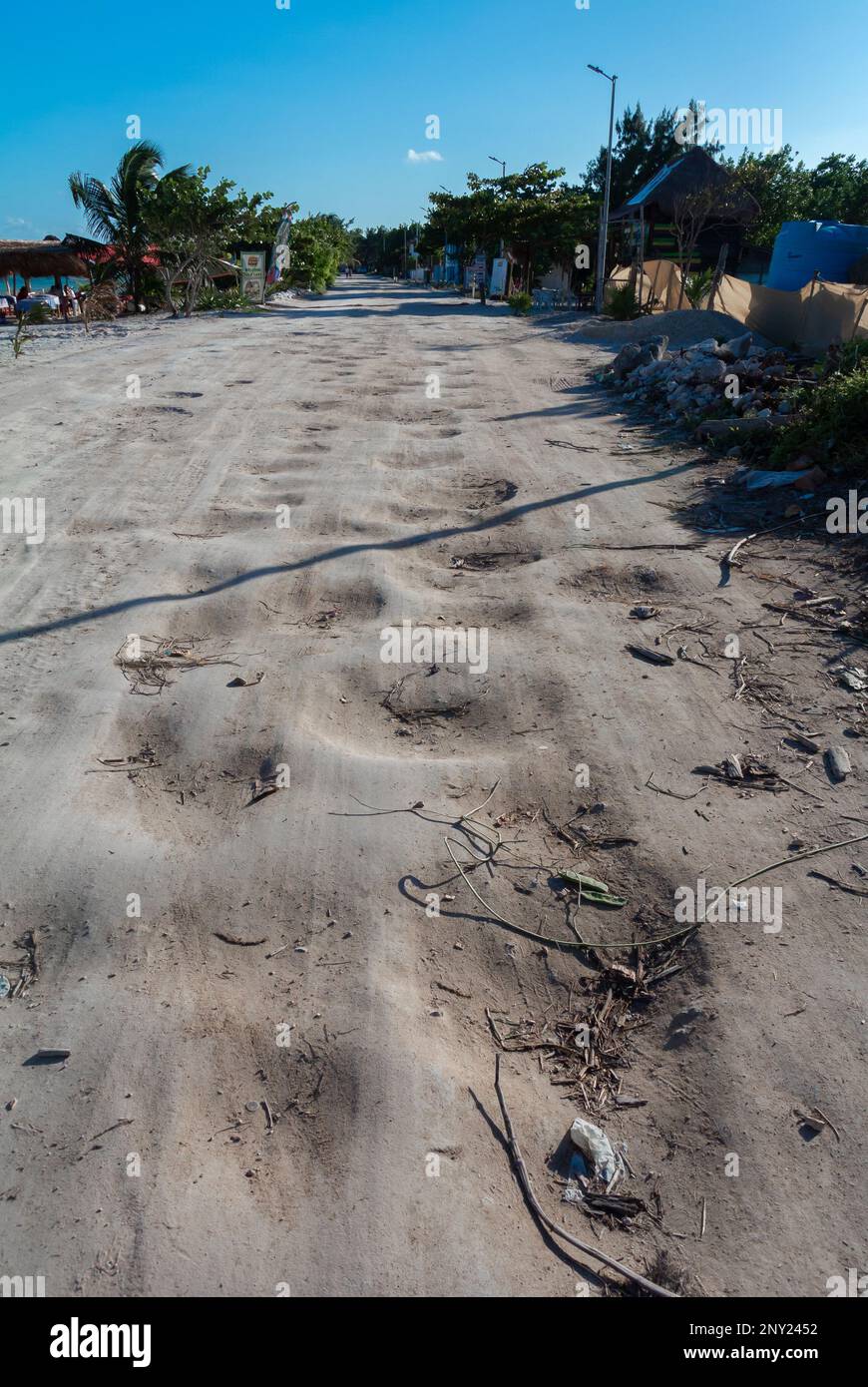Mahahual, Quintana Roo, Mexiko, eine holprige, unbefestigte Straße entlang der Küste von Mahahual. Stockfoto