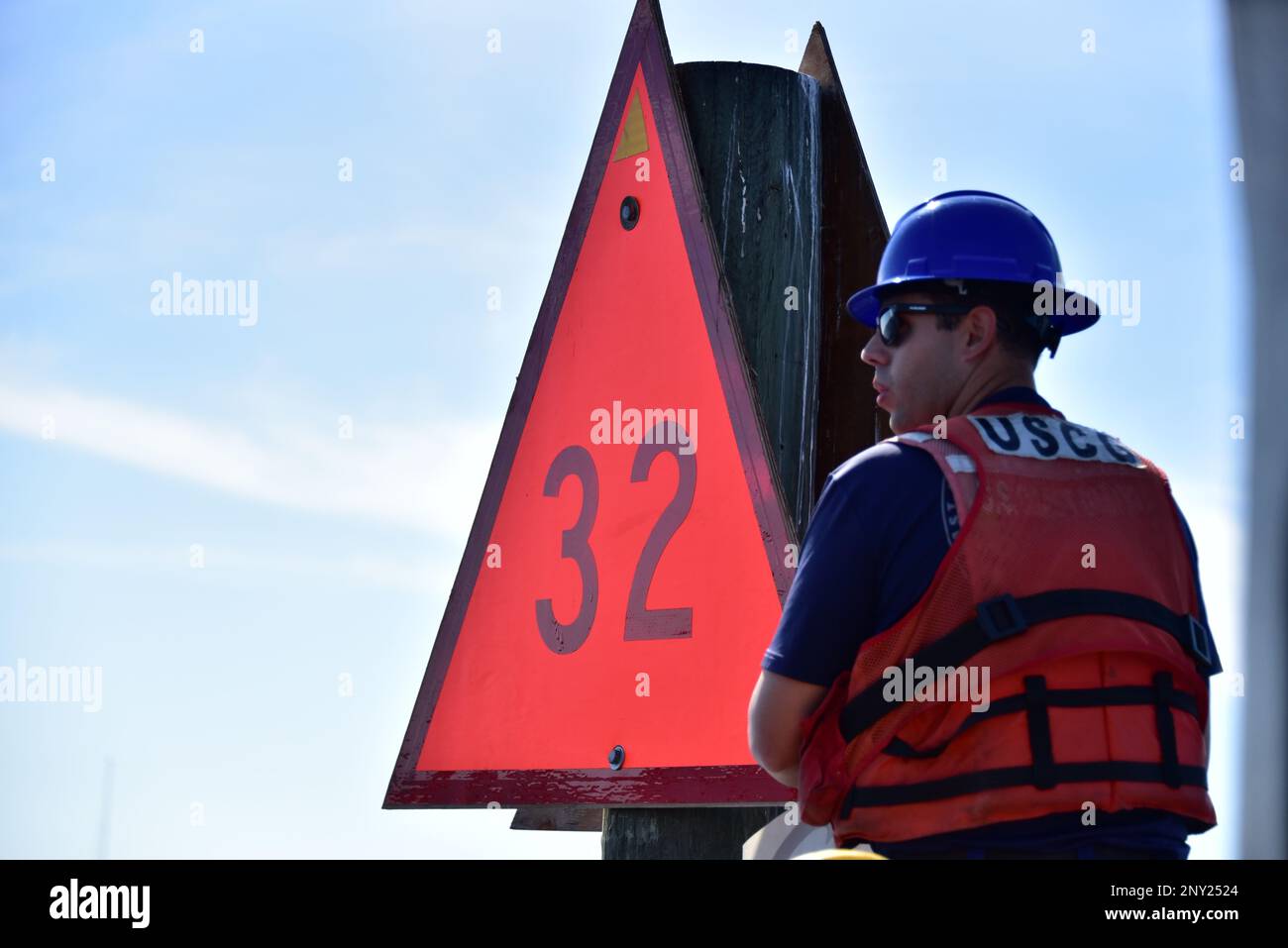Petty Officer 3. Klasse Jonathon Santiago Olmo inspiziert Kanalmarkierungen am Caloosahatchee River in Fort Myers, Florida, 19. Januar 2023. Diese Kanalmarkierungen werden verwendet, um den Bootsverkehr im Ft. Myers Wasserstraßen. Stockfoto