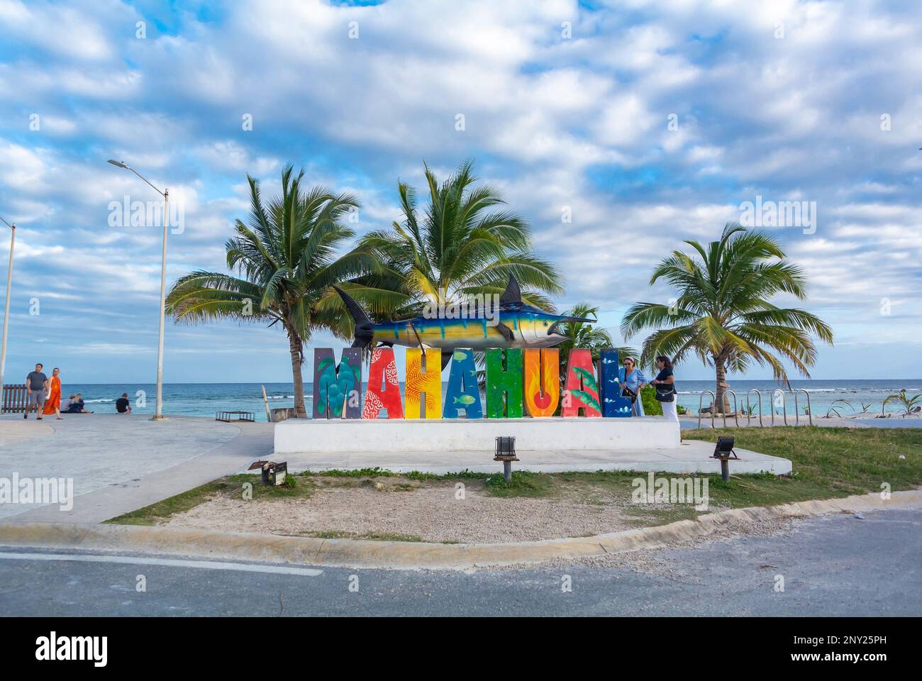 Mahahual, Quintana Roo, Mexiko, Denkmal mit Buchstaben von Mahahual am Strand Stockfoto