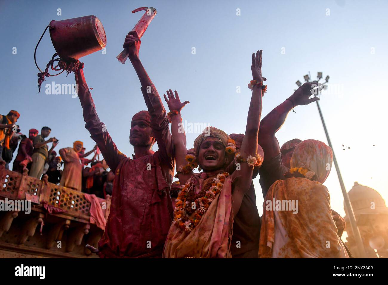 Mathura, Indien. 01. März 2023. Gläubige, die während des Festivals im Radharani-Tempel von Nandgaon in verschiedenen Stimmungen der Feier gesehen werden. Das Holi Festival of India ist eine der größten bunten Feierlichkeiten in Indien, da sich viele Touristen und Anhänger versammeln, um dieses farbenfrohe Ereignis zu beobachten. Zu Beginn des Frühlings feiert das Festival die göttliche Liebe von Radha und Krishna und repräsentiert den Sieg des Guten über das Böse. (Foto: Avishek das/SOPA Images/Sipa USA) Guthaben: SIPA USA/Alamy Live News Stockfoto Mathura, Indien. 01. März 2023. Gläubige, die während des Festivals im Radharani-Tempel von Nandgaon in verschiedenen Stimmungen der Feier gesehen werden. Das Holi Festival of India ist eine der größten bunten Feierlichkeiten in Indien, da sich viele Touristen und Anhänger versammeln, um dieses farbenfrohe Ereignis zu beobachten. Zu Beginn des Frühlings feiert das Festival die göttliche Liebe von Radha und Krishna und repräsentiert den Sieg des Guten über das Böse. (Foto: Avishek das/SOPA Images/Sipa USA) Guthaben: SIPA USA/Alamy Live News Stockfoto