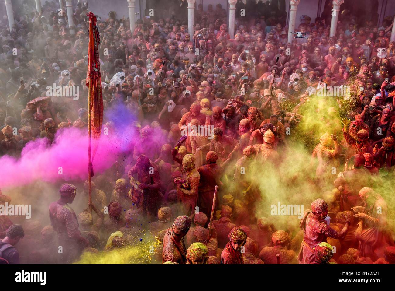 Mathura, Indien. 01. März 2023. Hindu-Anhänger spielen während des Festivals mit bunten Pulvern (Gulal) im Radharani-Tempel von Nandgaon. Das Holi Festival of India ist eine der größten bunten Feierlichkeiten in Indien, da sich viele Touristen und Anhänger versammeln, um dieses farbenfrohe Ereignis zu beobachten. Zu Beginn des Frühlings feiert das Festival die göttliche Liebe von Radha und Krishna und repräsentiert den Sieg des Guten über das Böse. (Foto: Avishek das/SOPA Images/Sipa USA) Guthaben: SIPA USA/Alamy Live News Stockfoto Mathura, Indien. 01. März 2023. Hindu-Anhänger spielen während des Festivals mit bunten Pulvern (Gulal) im Radharani-Tempel von Nandgaon. Das Holi Festival of India ist eine der größten bunten Feierlichkeiten in Indien, da sich viele Touristen und Anhänger versammeln, um dieses farbenfrohe Ereignis zu beobachten. Zu Beginn des Frühlings feiert das Festival die göttliche Liebe von Radha und Krishna und repräsentiert den Sieg des Guten über das Böse. (Foto: Avishek das/SOPA Images/Sipa USA) Guthaben: SIPA USA/Alamy Live News Stockfoto