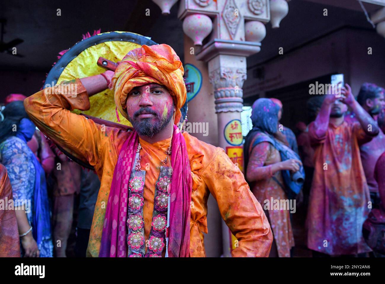 Mathura, Indien. 01. März 2023. Ein Hindu-Anhänger posiert während des Festivals für ein Foto am Radharani-Tempel von Nandgaon. Das Holi Festival of India ist eine der größten bunten Feierlichkeiten in Indien, da sich viele Touristen und Anhänger versammeln, um dieses farbenfrohe Ereignis zu beobachten. Zu Beginn des Frühlings feiert das Festival die göttliche Liebe von Radha und Krishna und repräsentiert den Sieg des Guten über das Böse. (Foto: Avishek das/SOPA Images/Sipa USA) Guthaben: SIPA USA/Alamy Live News Stockfoto Mathura, Indien. 01. März 2023. Ein Hindu-Anhänger posiert während des Festivals für ein Foto am Radharani-Tempel von Nandgaon. Das Holi Festival of India ist eine der größten bunten Feierlichkeiten in Indien, da sich viele Touristen und Anhänger versammeln, um dieses farbenfrohe Ereignis zu beobachten. Zu Beginn des Frühlings feiert das Festival die göttliche Liebe von Radha und Krishna und repräsentiert den Sieg des Guten über das Böse. (Foto: Avishek das/SOPA Images/Sipa USA) Guthaben: SIPA USA/Alamy Live News Stockfoto