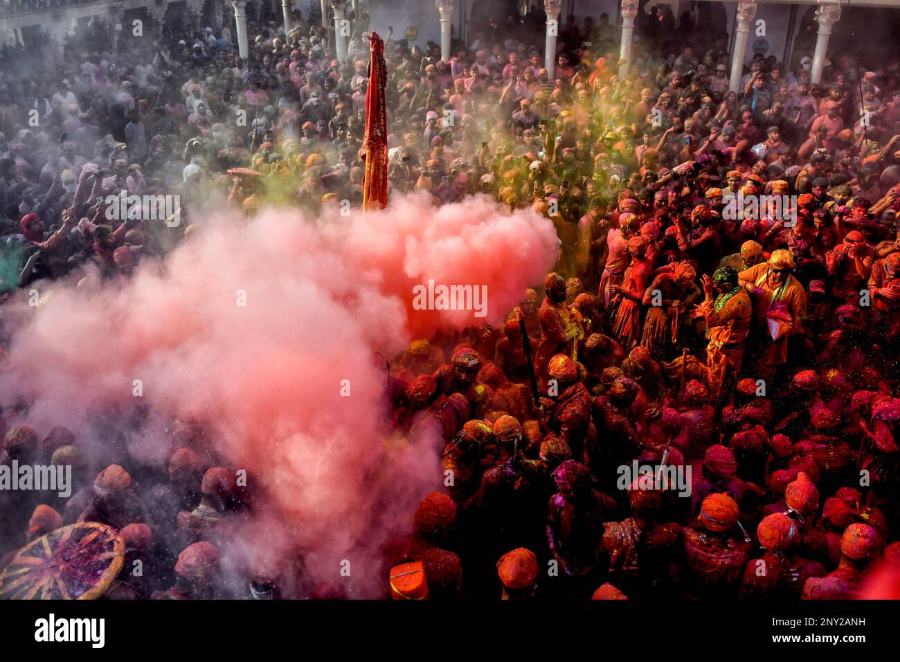 Mathura, Indien. 01. März 2023. Hindu-Anhänger spielen während des Festivals mit bunten Pulvern (Gulal) im Radharani-Tempel von Nandgaon. Das Holi Festival of India ist eine der größten bunten Feierlichkeiten in Indien, da sich viele Touristen und Anhänger versammeln, um dieses farbenfrohe Ereignis zu beobachten. Zu Beginn des Frühlings feiert das Festival die göttliche Liebe von Radha und Krishna und repräsentiert den Sieg des Guten über das Böse. (Foto: Avishek das/SOPA Images/Sipa USA) Guthaben: SIPA USA/Alamy Live News Stockfoto Mathura, Indien. 01. März 2023. Hindu-Anhänger spielen während des Festivals mit bunten Pulvern (Gulal) im Radharani-Tempel von Nandgaon. Das Holi Festival of India ist eine der größten bunten Feierlichkeiten in Indien, da sich viele Touristen und Anhänger versammeln, um dieses farbenfrohe Ereignis zu beobachten. Zu Beginn des Frühlings feiert das Festival die göttliche Liebe von Radha und Krishna und repräsentiert den Sieg des Guten über das Böse. (Foto: Avishek das/SOPA Images/Sipa USA) Guthaben: SIPA USA/Alamy Live News Stockfoto