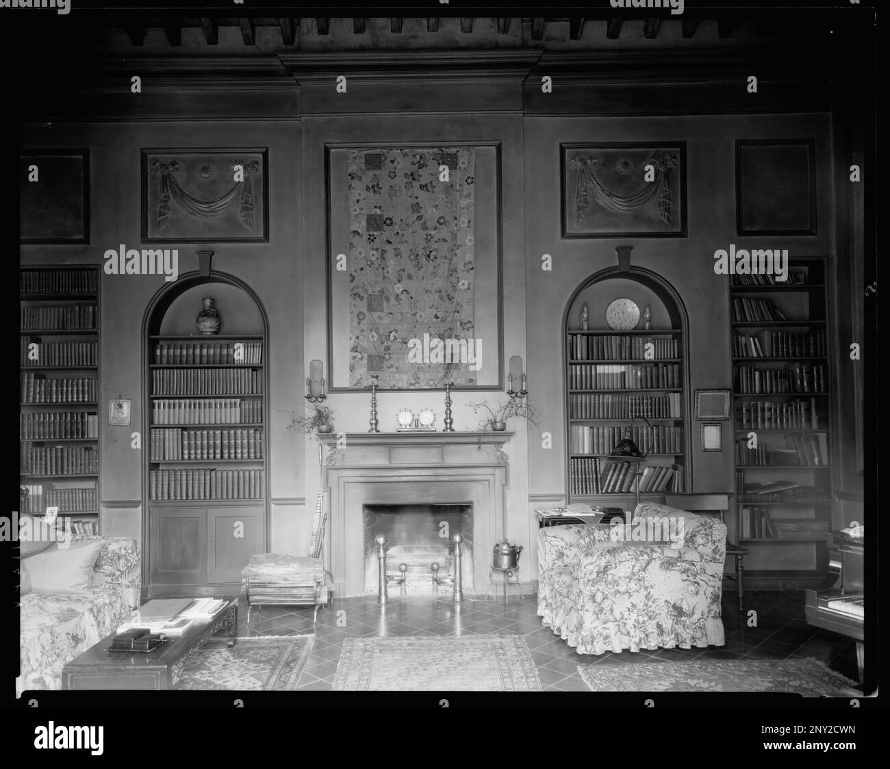 Nordley, 4203 Sulgrave Road, Richmond, Henrico County, Virginia. Carnegie Survey of the Architecture of the South (Carnegie-Umfrage zur Architektur des Südens). Vereinigte Staaten Virginia Henrico County Richmond, dekorative Kunst, Bücherregale, Kamine, Fliesenboden, Täfelung, Bibliotheken, Zimmer. Stockfoto