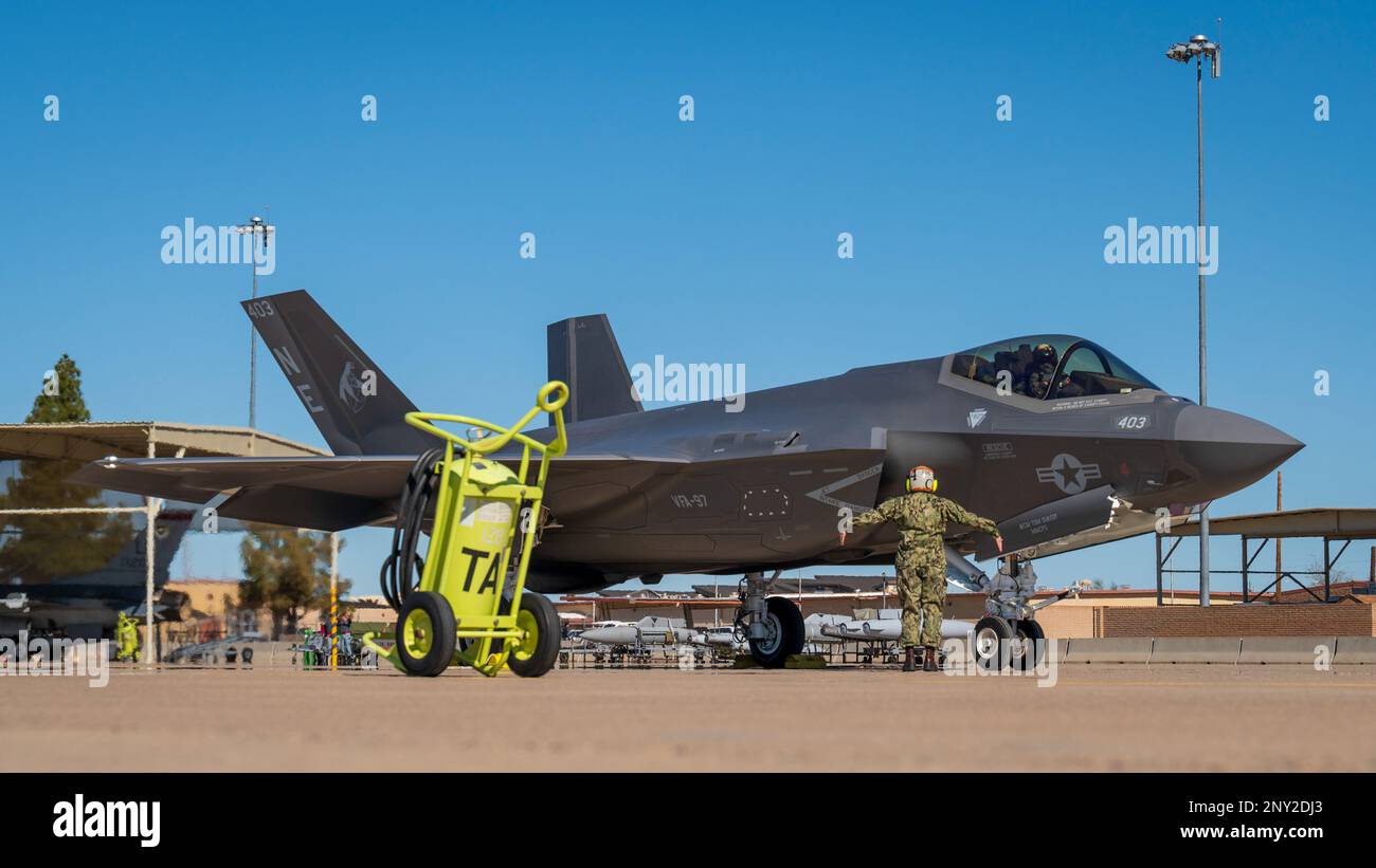 USA Navy ADC Tabitha Bledsoe kommuniziert mit dem Piloten einer F-35C Lightning II, die den „Warhawks“ der Streikkampfstaffel (VFA) 97, Lemoore, Kalifornien, auf dem Luftwaffenstützpunkt Luke, Arizona, am 7. Februar 2023 zugeteilt wurde. Luke AFB unterstützt die USA Navy-Personal und -Mitarbeiter, während sie sich auf eine Überführung während des Super Bowl 2023 im State Farm Stadium in Glendale, Arizona, am 12. Februar 2023 vorbereiten. Stockfoto