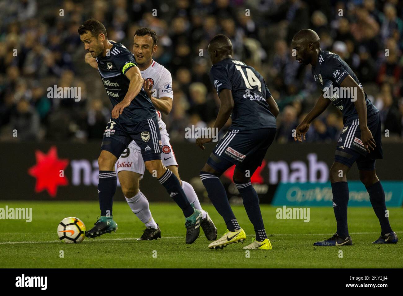 MELBOURNE, AUSTRALIA - NOVEMBER 06: Carl Valeri of Melbourne Victory and Mark Bridge of the Western Sydney Wanderers contest the ball during Round 5 of the Hyundai A-League Series between Melbourne Victory FC and the Western Sydney Wanderers on November 6, 2017, at Etihad Stadium in Melbourne, Australia.(Photo by Jason Heidrich/Icon Sportswire) (Icon Sportswire via AP Images) Stockfoto