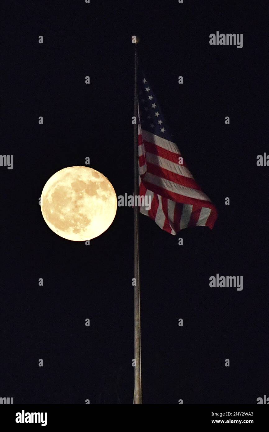 November 4, 2017 Los Angeles, CA.The moon overlooks the United States Flag before the NCAA Football game between the USC Trojans and the Arizona Wildcats at the Coliseum in Los Angeles, California..Mandatory Photo Credit : Louis Lopez/CSM (Cal Sport Media via AP Images) Stockfoto