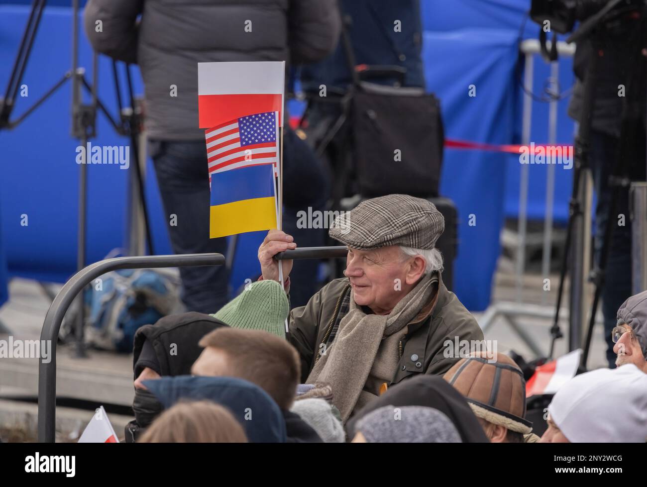 WARSCHAU, POLEN – 21. Februar 2023: Die Menschen versammeln sich zu Reden des polnischen Präsidenten Andrzej Duda und der USA Präsident Joe Biden in Warschaus Königlichem Schloss. Stockfoto