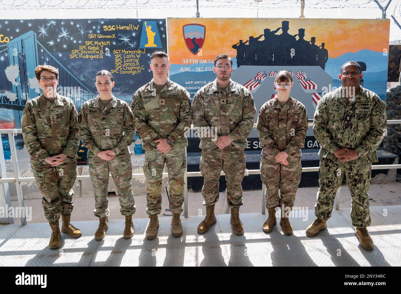 USA Soldaten posieren für ein Foto mit den USA General der Luftwaffe Jacqueline D. Van Ovost, USA Transportation Command Commander und US Navy Fleet Master Chief Donald O. Myrick, USTRANSCOM Senior Enlisted Leader, während ihrer Tour in Cargo City, Kuwait, 10. Februar 2023. AASAB ist das Tor zum Theater und der ein- und Ausstieg für die USA Zentralkommando, d. h. alle Personen und Fracht müssen Kuwait passieren, bevor sie in ihre jeweiligen Einsatzgebiete gehen. Diese Mission ermöglicht es unmittelbar USTRANSCOM, weltweit zu einem Zeitpunkt und an einem Ort glaubwürdige Kampfmacht zu projizieren und aufrechtzuerhalten Stockfoto