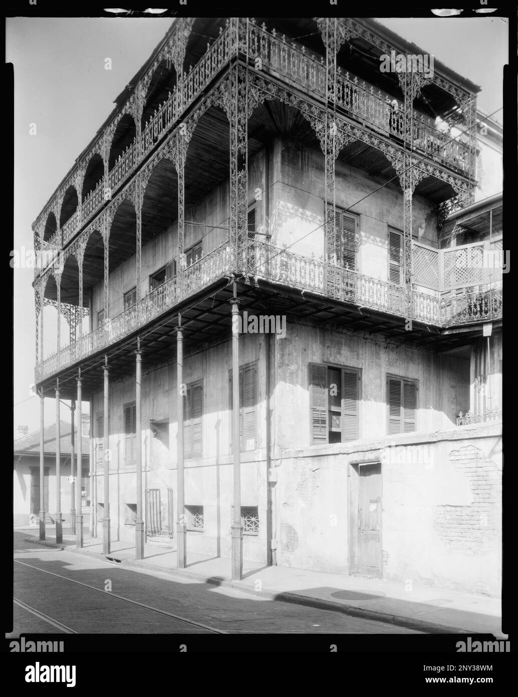 Le Pretre Mansion, 716 Dauphine St., New Orleans, Orleans Parish, Louisiana. Carnegie Survey of the Architecture of the South (Carnegie-Umfrage zur Architektur des Südens). Usa, Louisiana, Orleans Parish, New Orleans, Bürgersteige, Balkone, Eisenarbeiten, Gebäude. Stockfoto