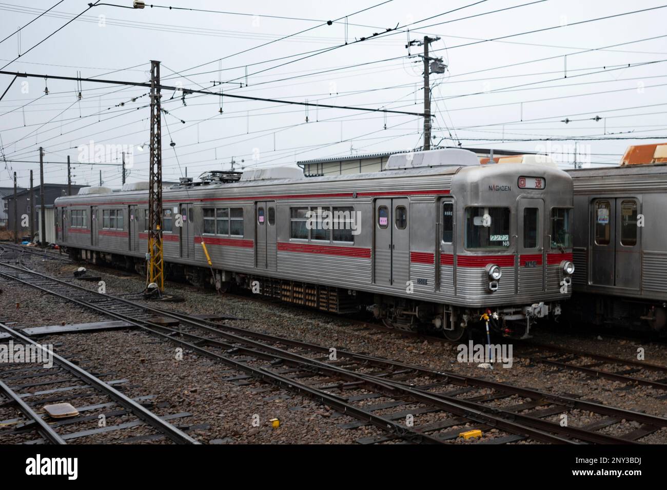 Suzaka, Japan. 19. Februar 2023. Ein ehemaliger Zugwaggon der TRTA 3000-Serie, der für die Nagano Electric Railway (é•·é‡Žé»é„ é ß ß ß ß, Nagano Dentetsu) am Bahnhof Suzaka in den japanischen Alpen eingesetzt wurde. Das Auto in den 1960er Jahren wurde auf der heutigen Tokyo Metro Hibiya Line betrieben und war eine Versuchsplattform für die erste fahrerlose Zugtechnologie. Der Nagano Dentetsu ist bekannt für den Betrieb historischer Züge, die von Eisenbahnunternehmen mit Sitz in Tokio gespendet wurden, und wird als Landbahn betrieben, die Nagano mit Suzaka verbindet. Nakano und Yudanaka. (Kreditbild: © Taidgh Barron/ZUMA Press Wire) NUR REDAKTIONELLE VERWENDUNG! Nicht für Commerc Stockfoto