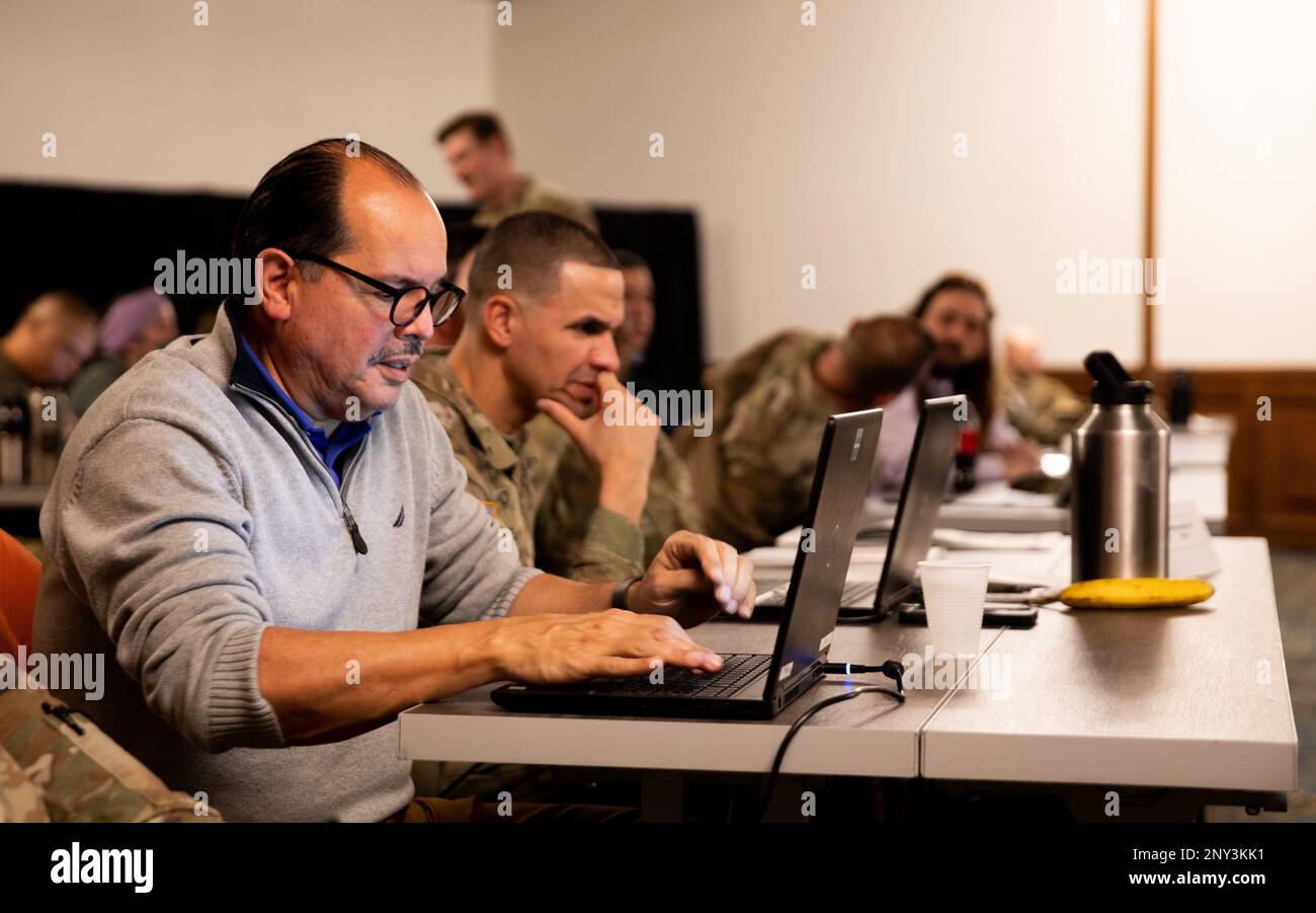 Soldaten und Zivilisten aus den 26 Einheiten des 7. Mission Support Command nahmen vom 17. Bis 19. Januar an einem Workshop zur Synchronisierung von Operationen im Offiziersclub Ramstein in Ramstein Teil. Der Workshop führte Prozesse und Verfahren ein, um die Planung und Durchführung von Schulungen, Übungen und Missionen in den USA zu optimieren Einsatzgebiet der Armee Europa und Afrika. Stockfoto Soldaten und Zivilisten aus den 26 Einheiten des 7. Mission Support Command nahmen vom 17. Bis 19. Januar an einem Workshop zur Synchronisierung von Operationen im Offiziersclub Ramstein in Ramstein Teil. Der Workshop führte Prozesse und Verfahren ein, um die Planung und Durchführung von Schulungen, Übungen und Missionen in den USA zu optimieren Einsatzgebiet der Armee Europa und Afrika. Stockfoto