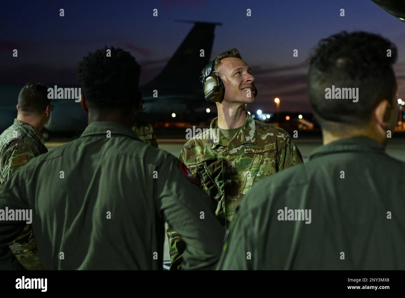 USA Air Force Tech. Sgt. David Haupt, Betreuer des 6. Flugzeugwartungsgeschwaders, blickt auf einen KC-135 Stratotanker während eines Zwischenstopps in Kapstadt, Südafrika, am 25. Januar 2023. Die Flugbegleiter der Luftwaffe sind von entscheidender Bedeutung, um sicherzustellen, dass die Flugzeuge jederzeit einsatzbereit sind. Stockfoto