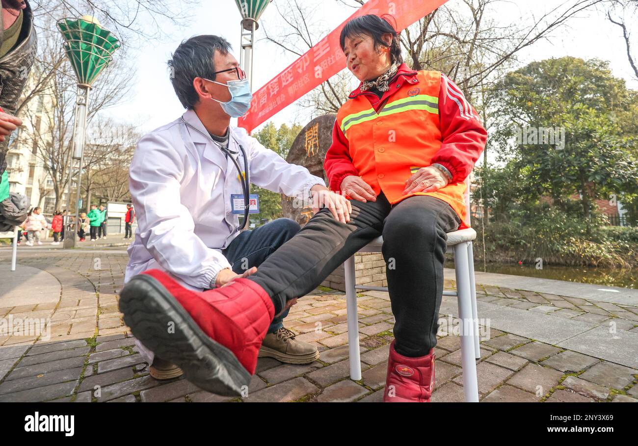 HUZHOU, CHINA - 2. MÄRZ 2023 - Ein medizinischer Freiwilliger prüft Sanitäter in Wuyang Gemeinde, Wuyang Street, Deqing County, Huzhou Stadt, East CH Stockfoto