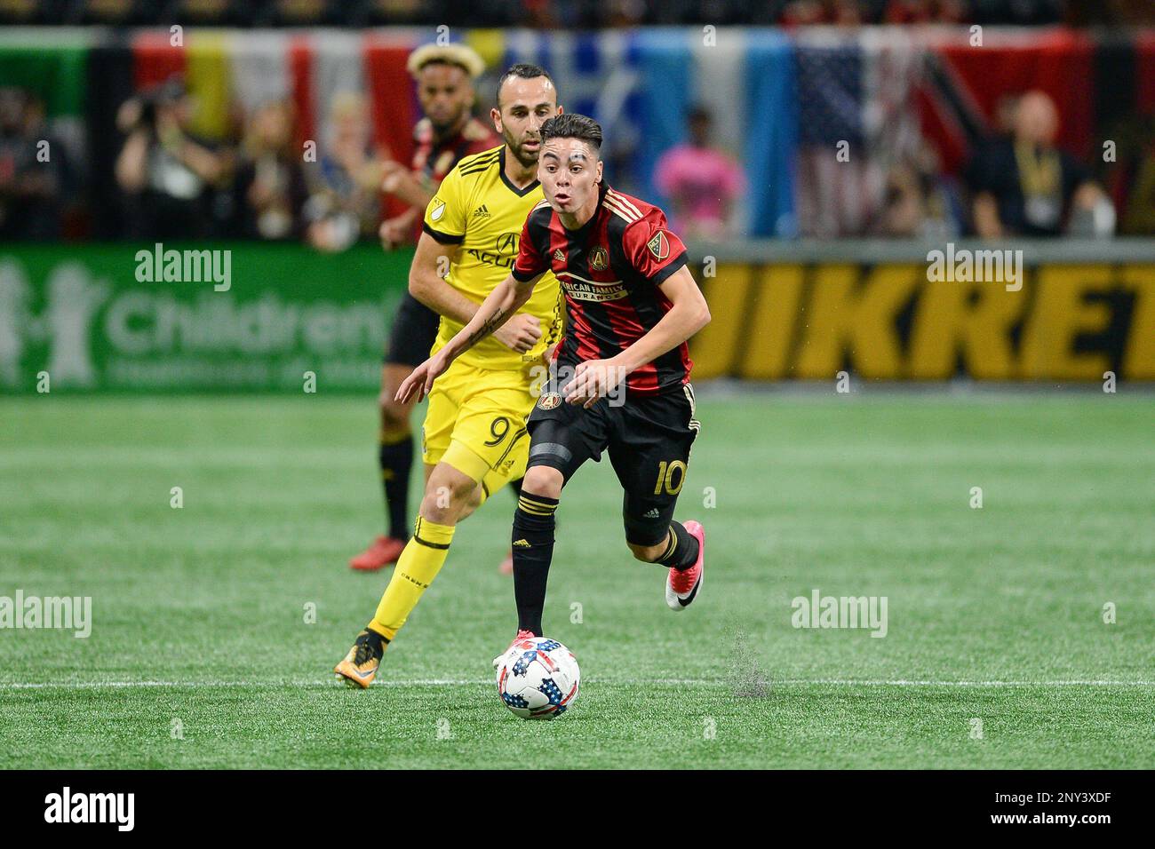 ATLANTA, GA – OCTOBER 26: Atlanta’s Miguel Almiron (10) moves through the Columbus defense during the playoff match between Atlanta United and Columbus Crew on October 26, 2017 at Mercedes-Benz Stadium in Atlanta, GA. Columbus Crew SC defeated Atlanta United FC 3 – 1 on penalty kicks following a scoreless draw between the two clubs. (Photo by Rich von Biberstein/Icon Sportswire) (Icon Sportswire via AP Images) Stockfoto