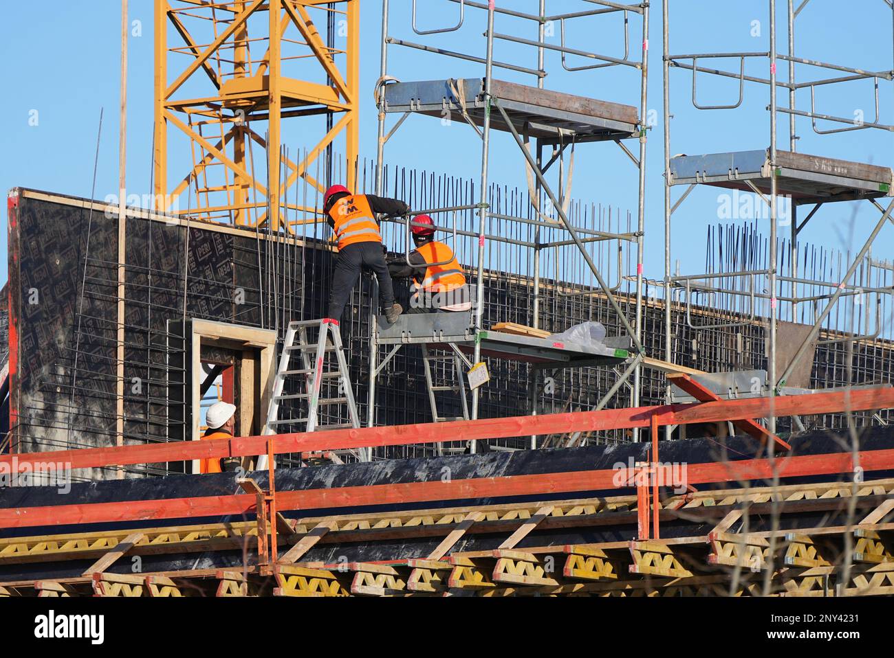 Potsdam, Deutschland. 01. März 2023. Drei Männer arbeiten auf einem Stockwerk der Hülle der Wohn- und Geschäftsgebäude des zukünftigen Kreativviertels. Sieben Gebäude und insgesamt 25.000 Quadratmeter Mietfläche für die Kultur- und Kreativwirtschaft mit Büros, Studios, Geschäften, Musikprobenzimmern, Restaurants, Hier sollen Cafés und Apartments gebaut werden. Kredit: Soeren Stache/dpa/Alamy Live News Stockfoto