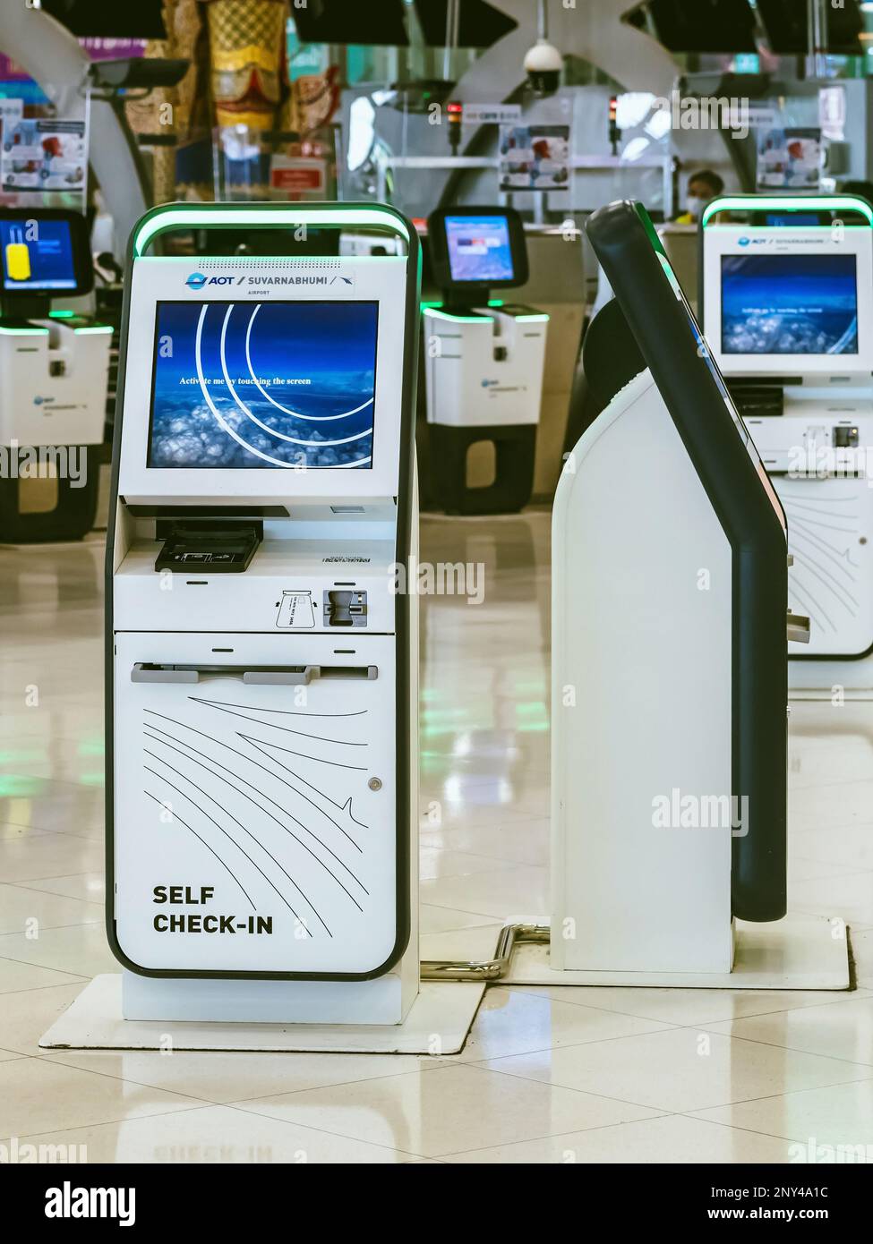 BANGKOK-THAILAND, FEBRUAR 20,2023 : Automated Self Check-in or Self Service Machine at Suvarnabhumi International Airport. Innovation im Dienste Stockfoto