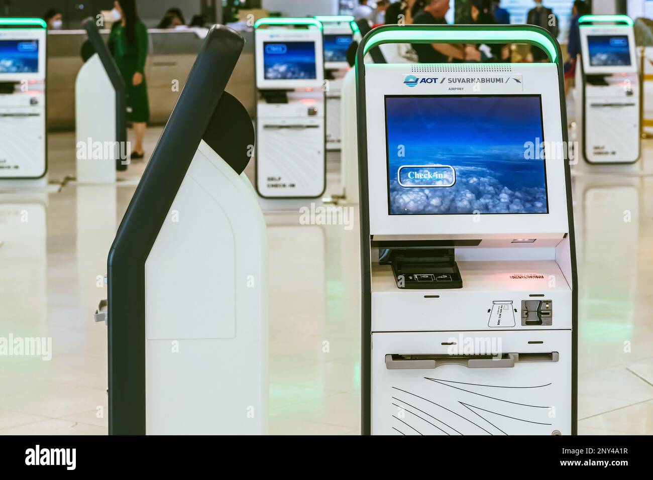 BANGKOK-THAILAND, FEBRUAR 20,2023 : Automated Self Check-in or Self Service Machine at Suvarnabhumi International Airport. Innovation im Dienste Stockfoto